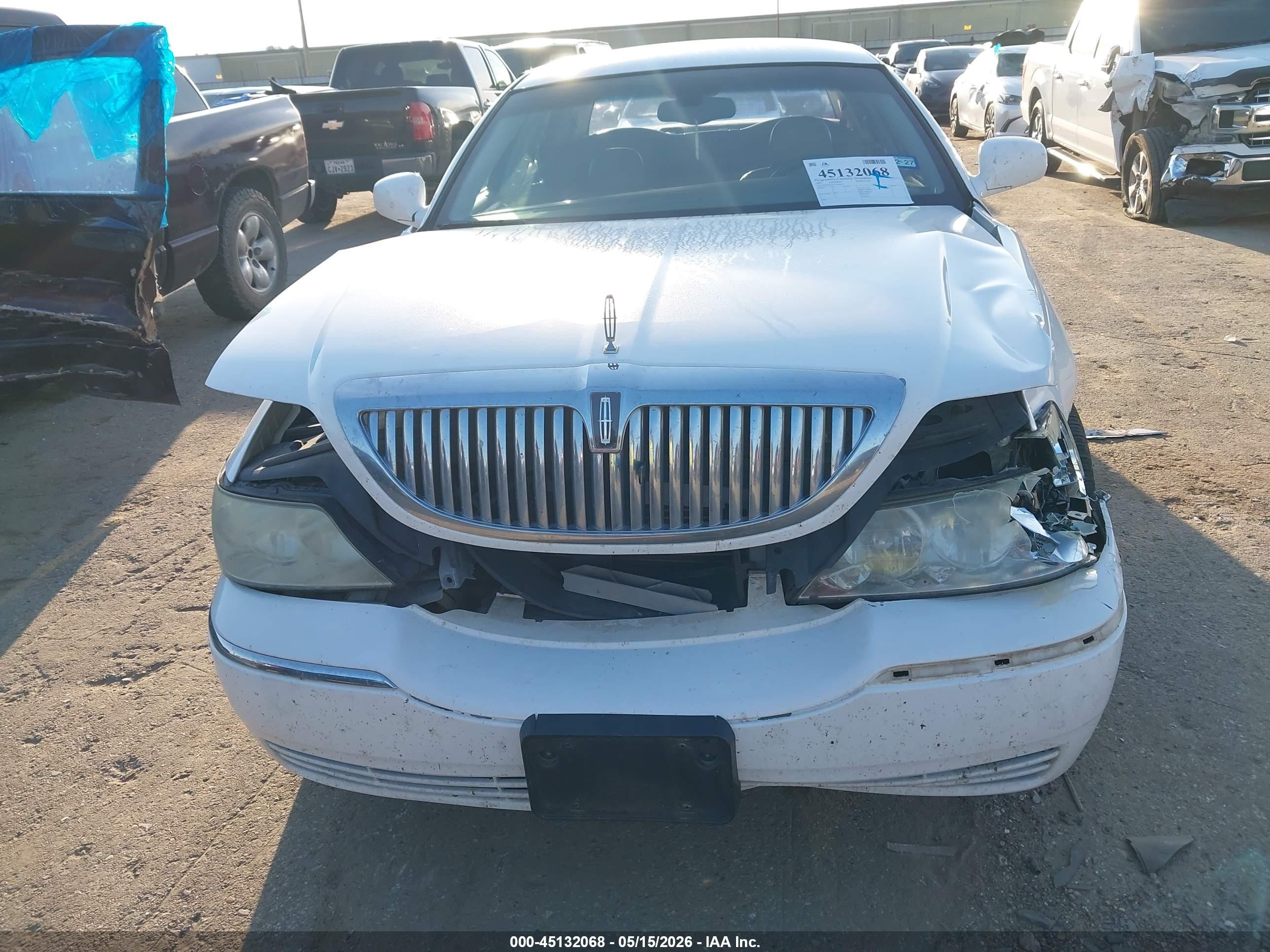 2005 Lincoln Town Car Signature White vin: 1LNHM81W25Y667813