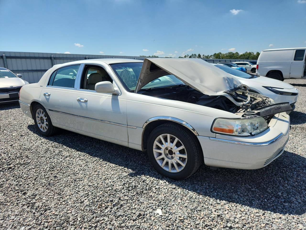2006 Lincoln Town Car Signature Cream vin: 1LNHM81W26Y602834