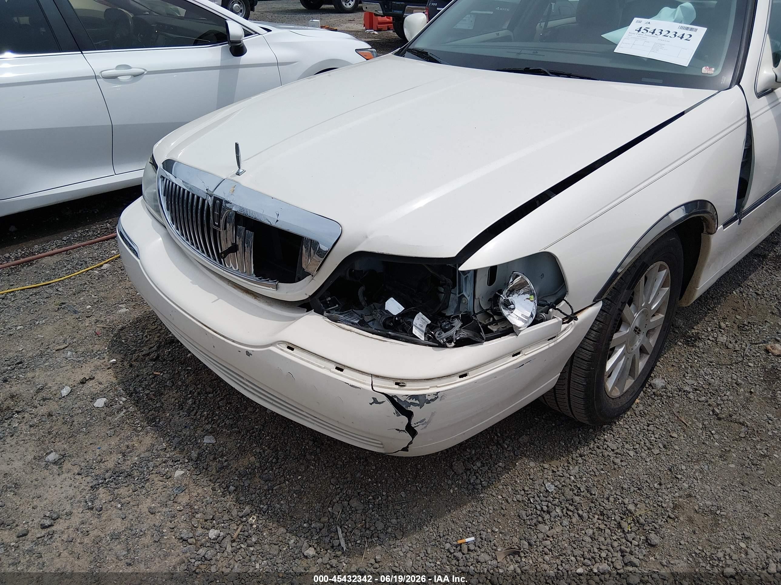 2007 Lincoln Town Car Signature White vin: 1LNHM81W27Y634121