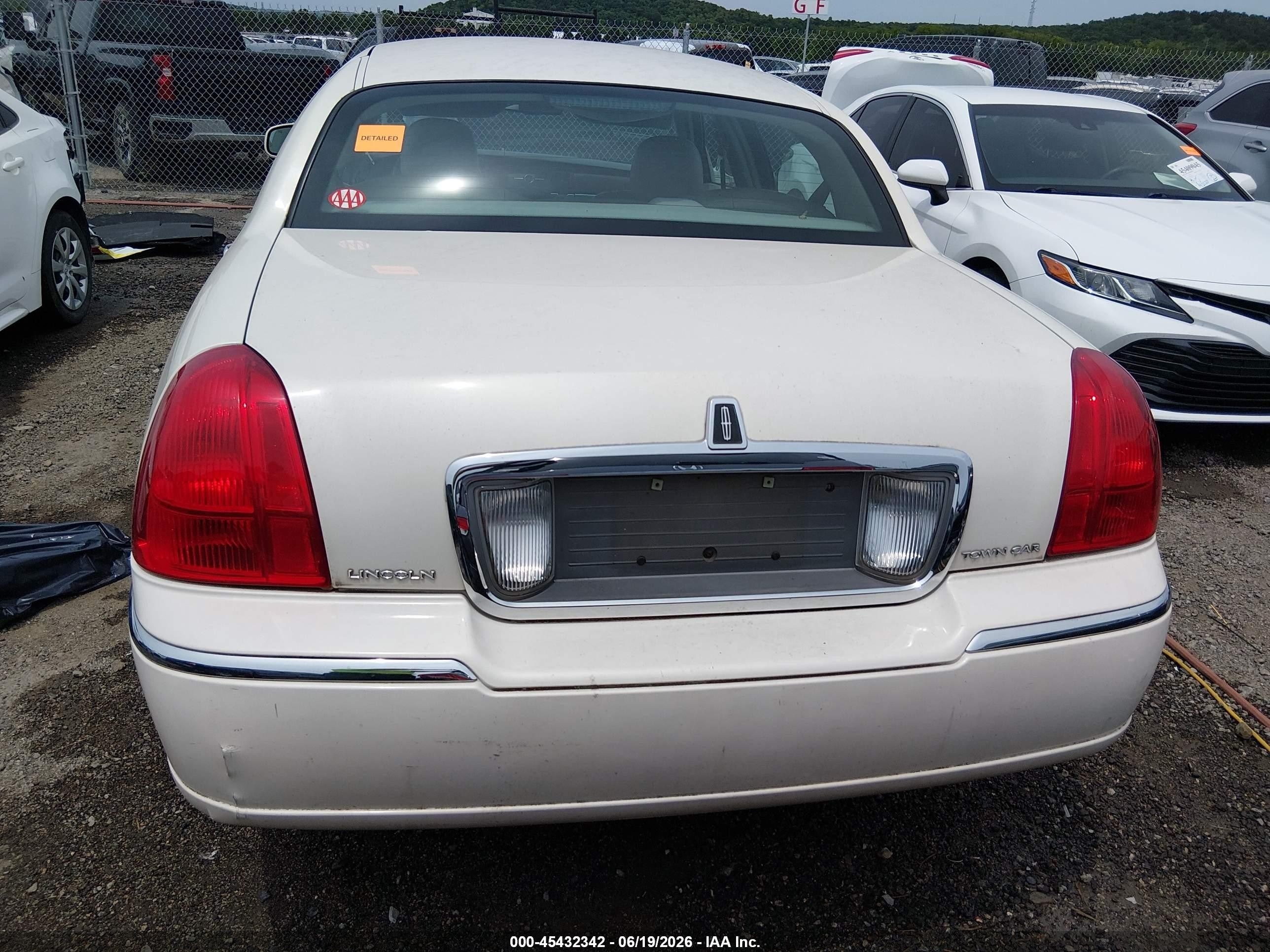 2007 Lincoln Town Car Signature White vin: 1LNHM81W27Y634121