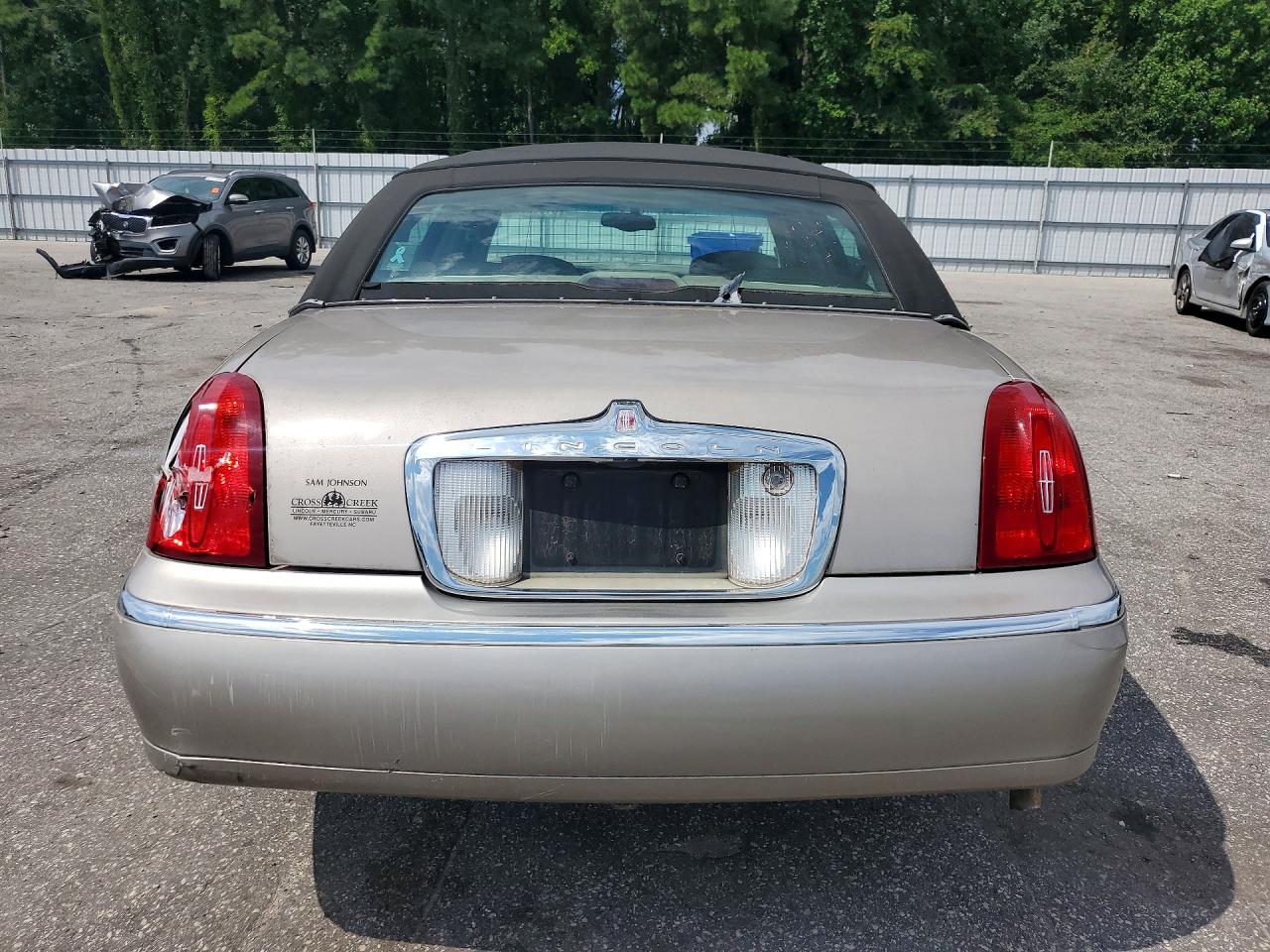 2001 Lincoln Town Car Executive Золотой vin: 1LNHM81W31Y632823