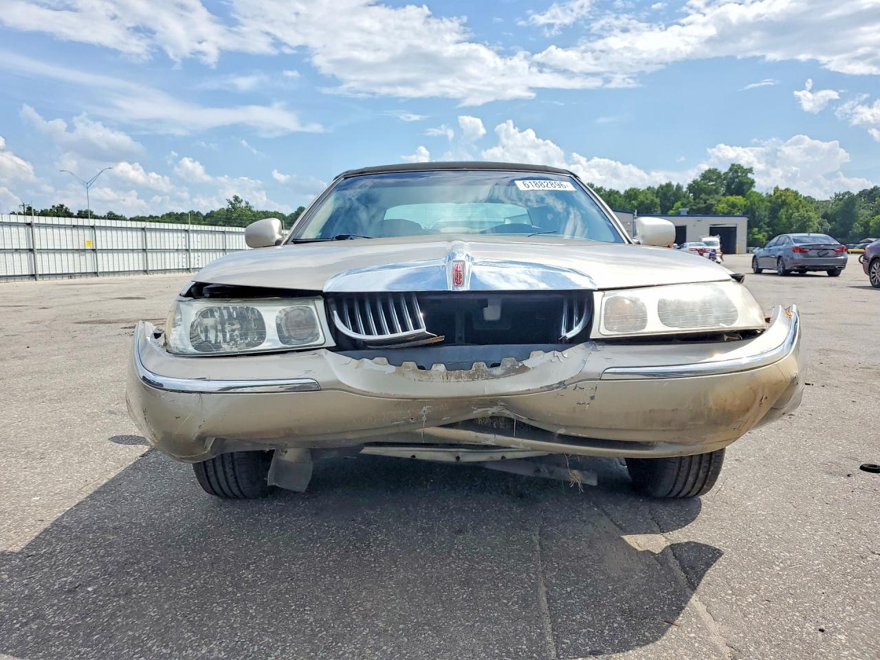 2001 Lincoln Town Car Executive Золотой vin: 1LNHM81W31Y632823