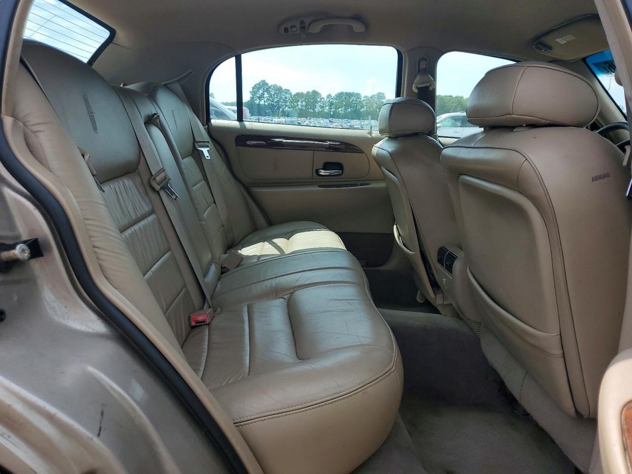 2001 Lincoln Town Car Executive Золотой vin: 1LNHM81W31Y632823