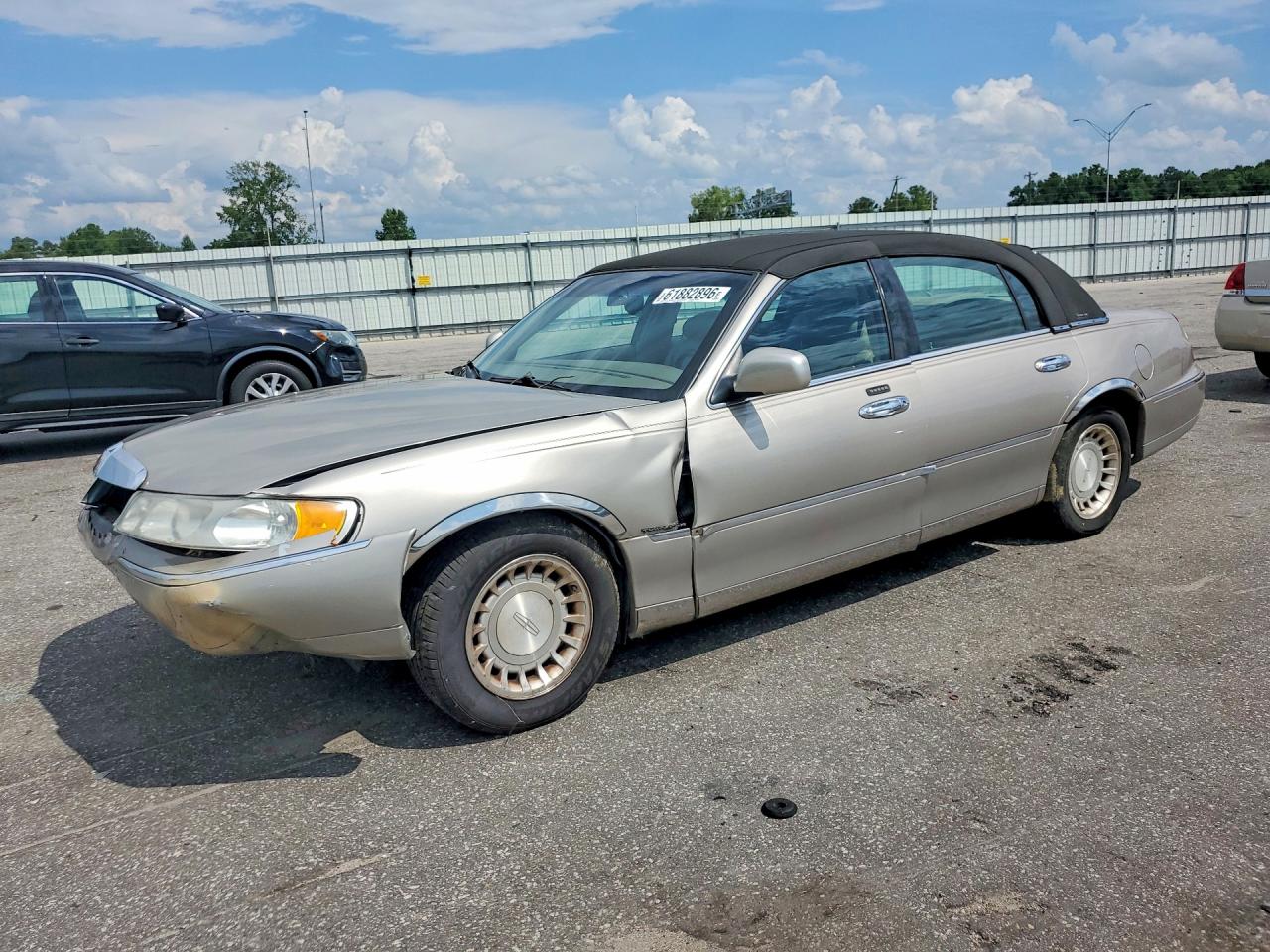 2001 Lincoln Town Car Executive Золотой vin: 1LNHM81W31Y632823