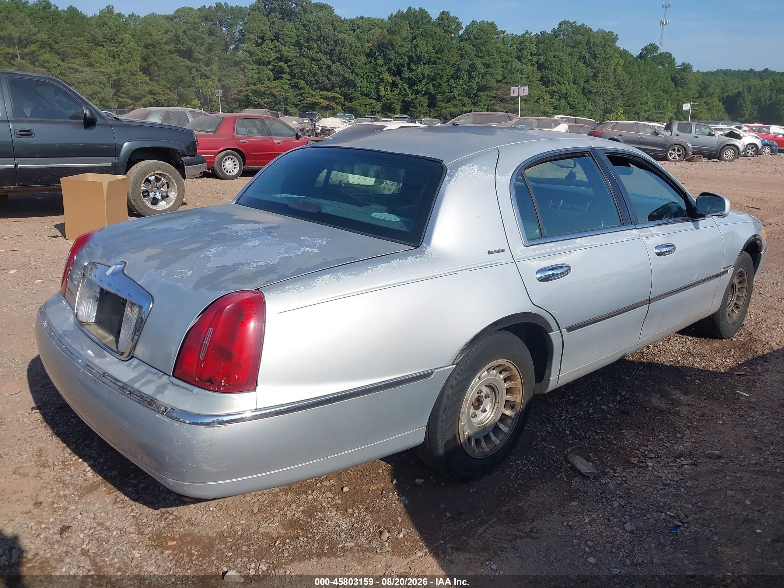 2001 Lincoln Town Car Executive Silver vin: 1LNHM81W31Y697476