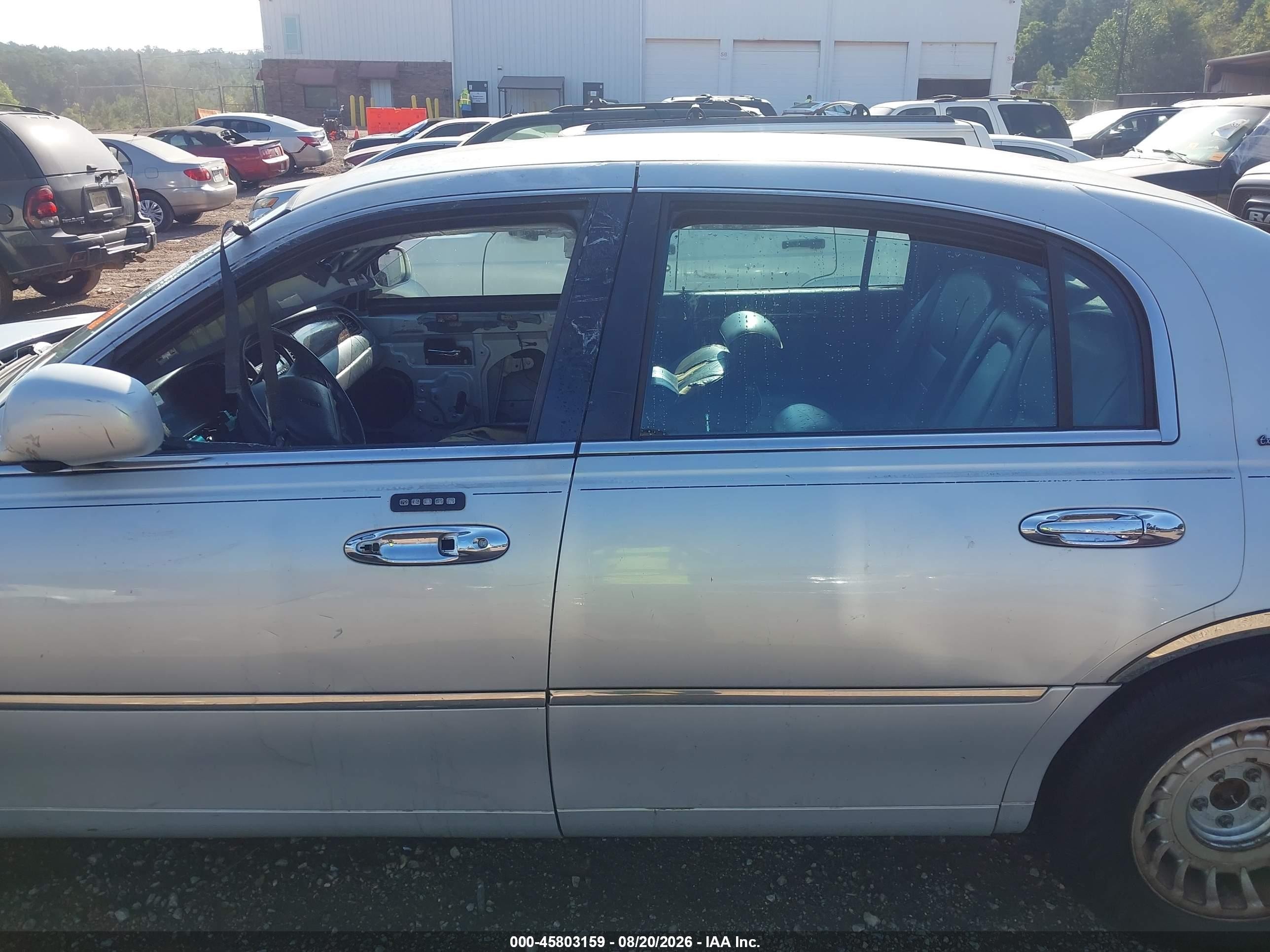 2001 Lincoln Town Car Executive Silver vin: 1LNHM81W31Y697476