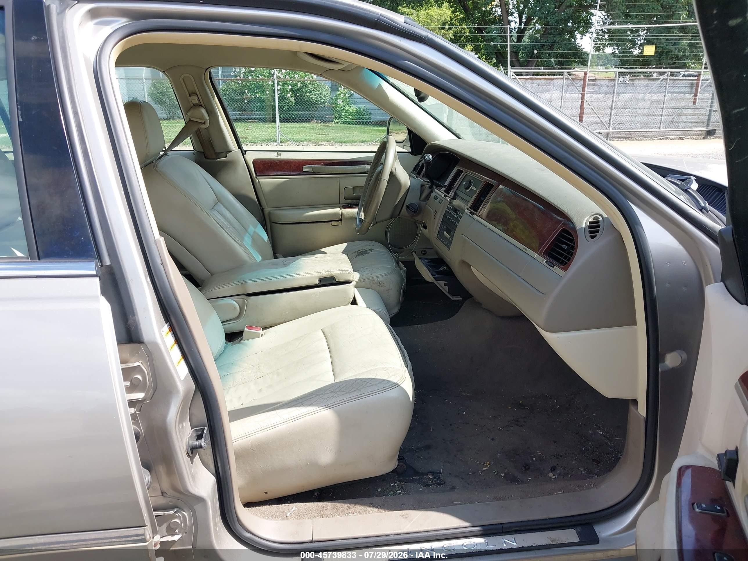 2003 Lincoln Town Car Executive Beige vin: 1LNHM81W33Y634963