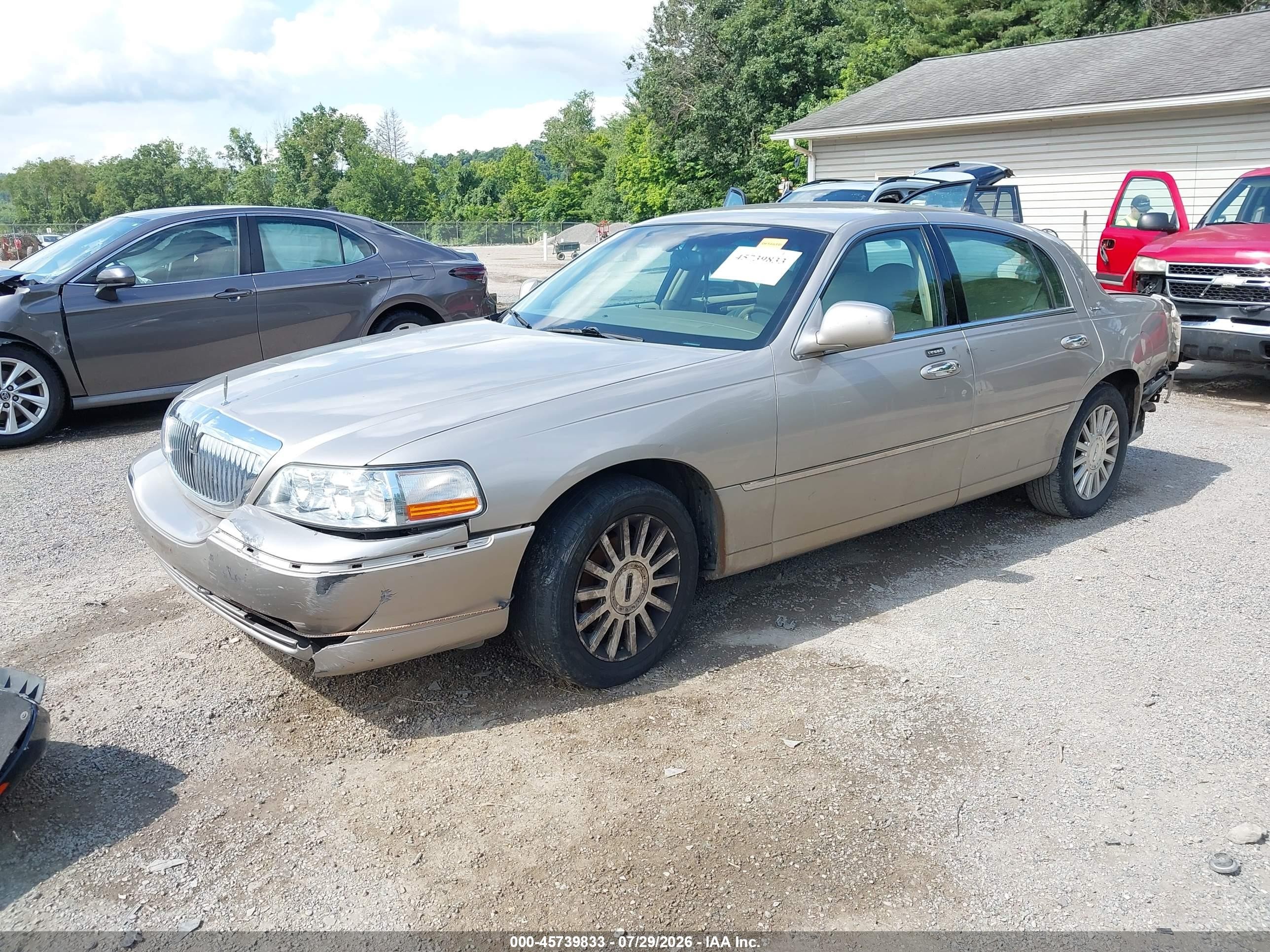 2003 Lincoln Town Car Executive Beige vin: 1LNHM81W33Y634963