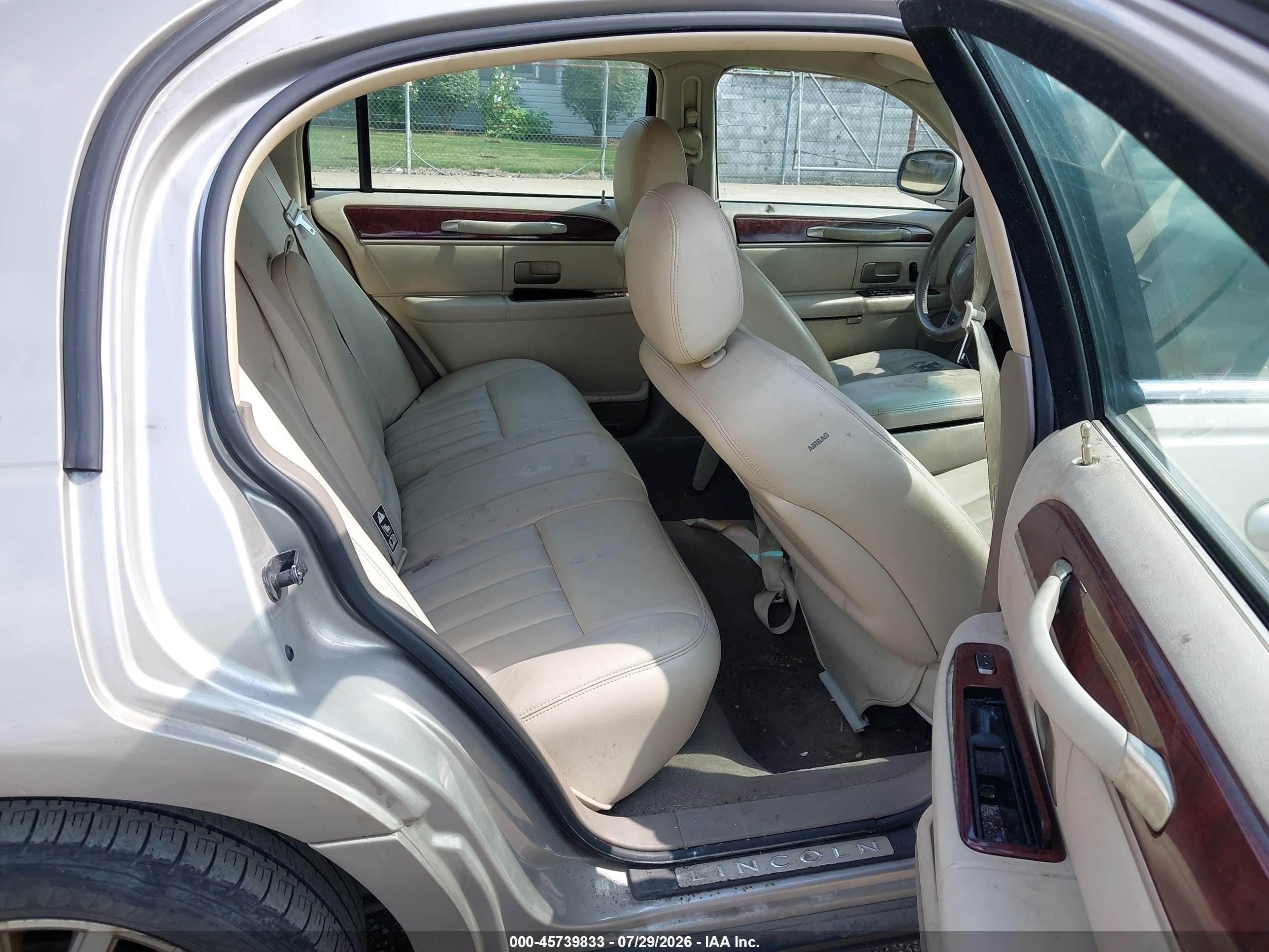 2003 Lincoln Town Car Executive Beige vin: 1LNHM81W33Y634963