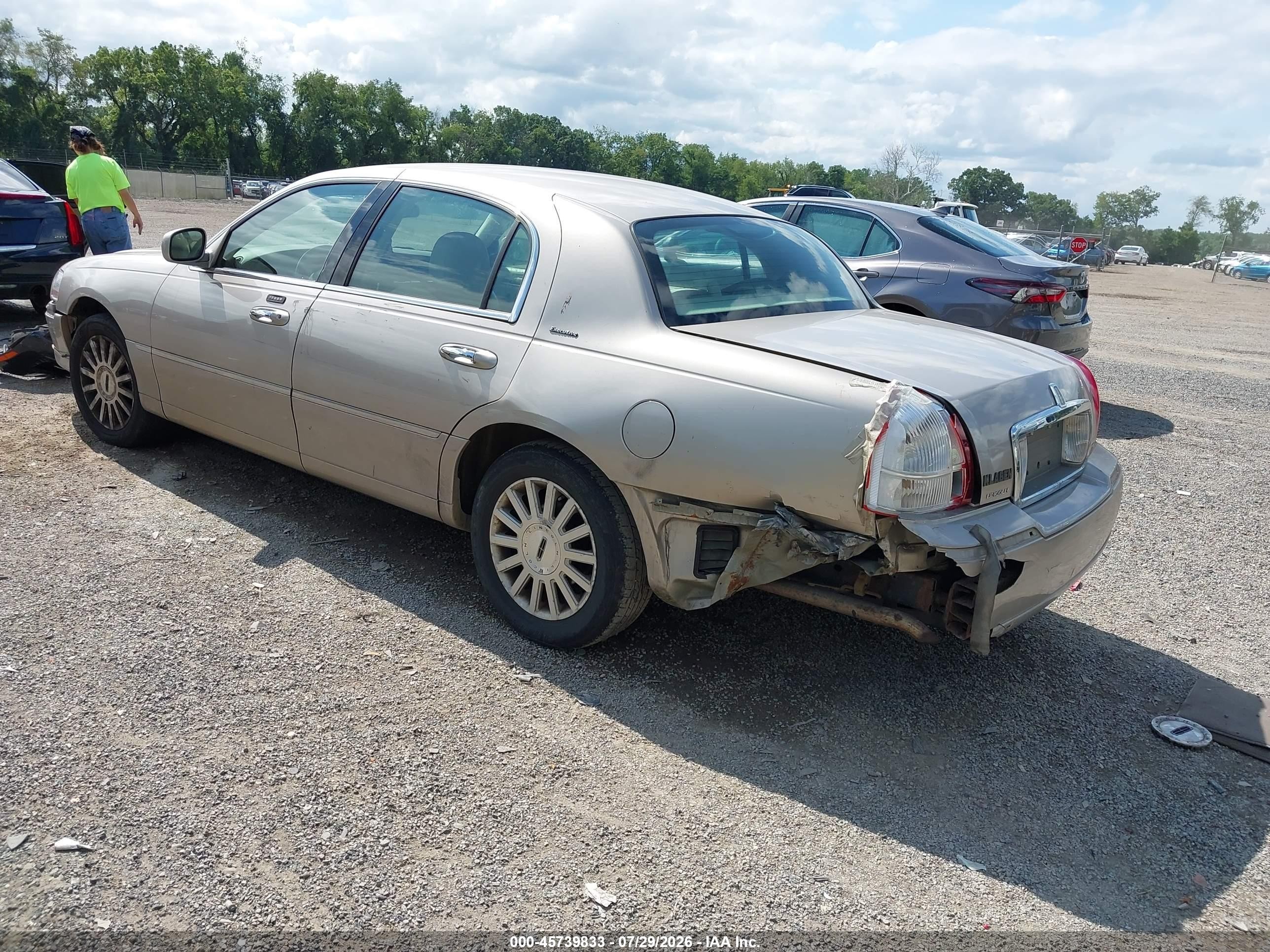 2003 Lincoln Town Car Executive Beige vin: 1LNHM81W33Y634963