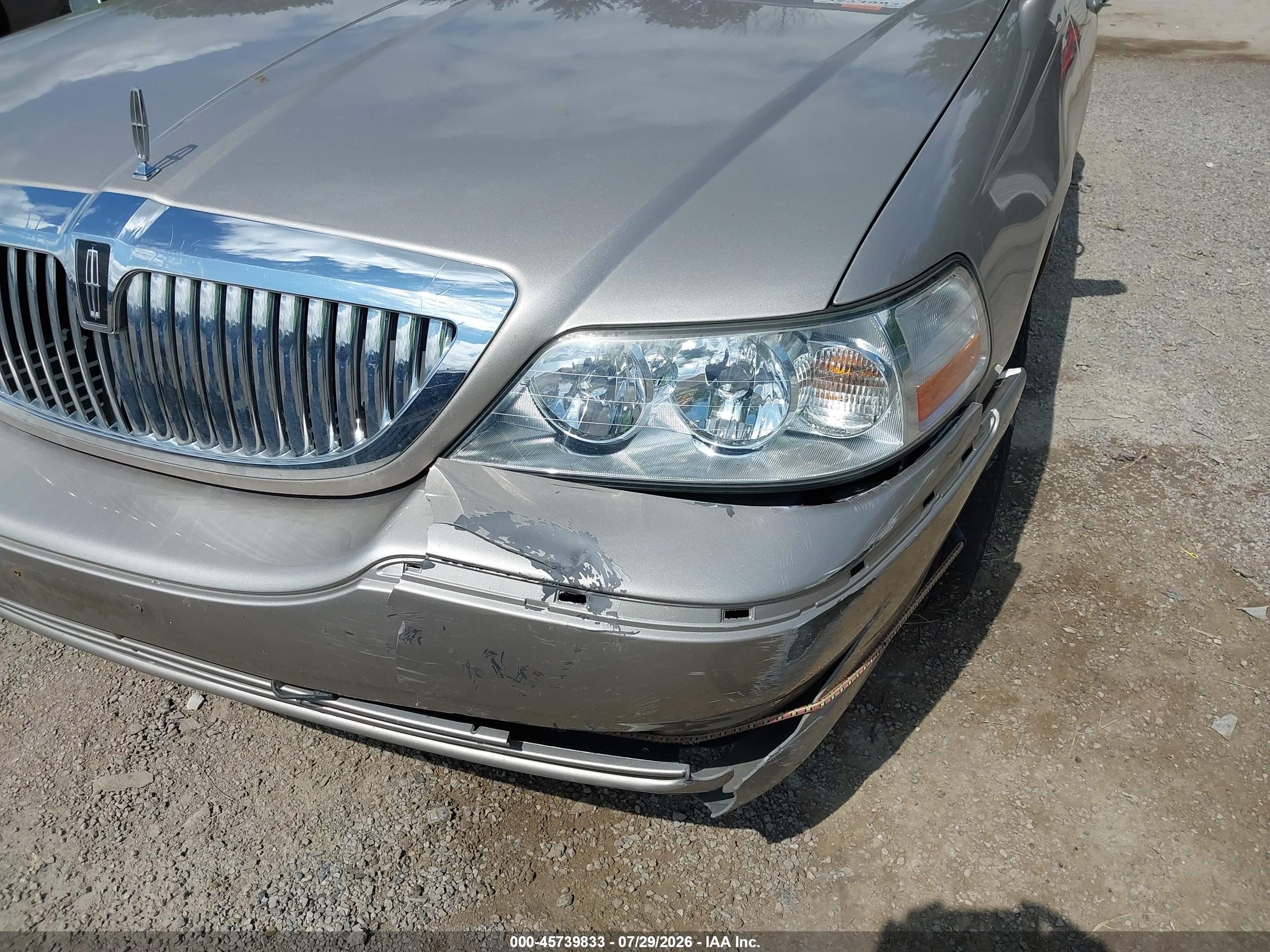 2003 Lincoln Town Car Executive Beige vin: 1LNHM81W33Y634963