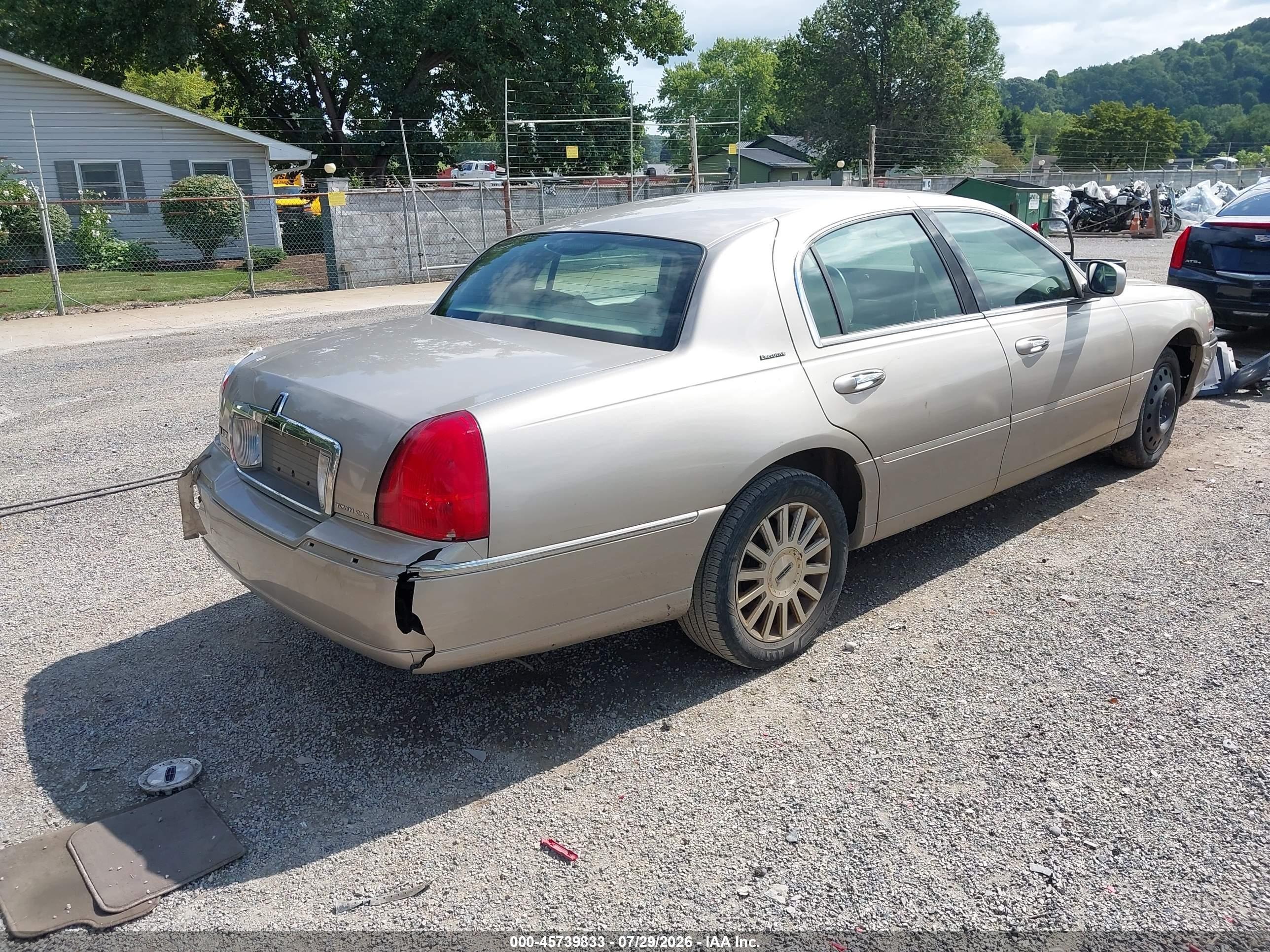 2003 Lincoln Town Car Executive Beige vin: 1LNHM81W33Y634963