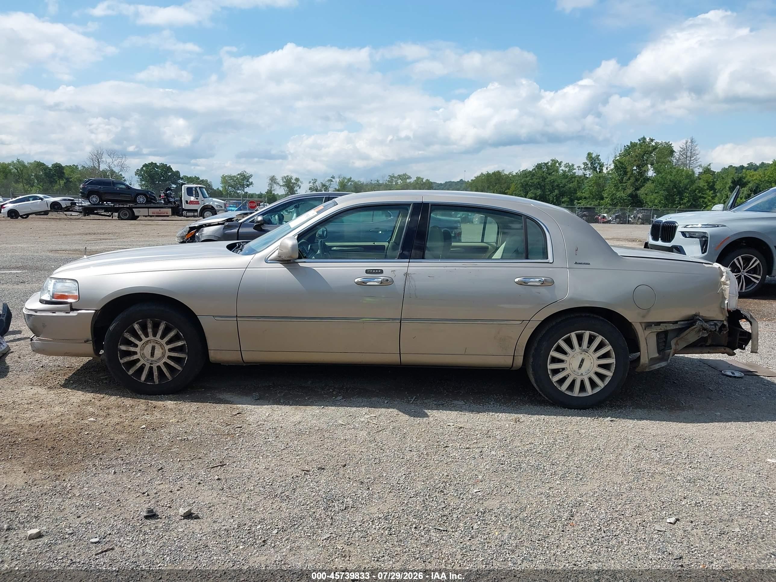 2003 Lincoln Town Car Executive Beige vin: 1LNHM81W33Y634963