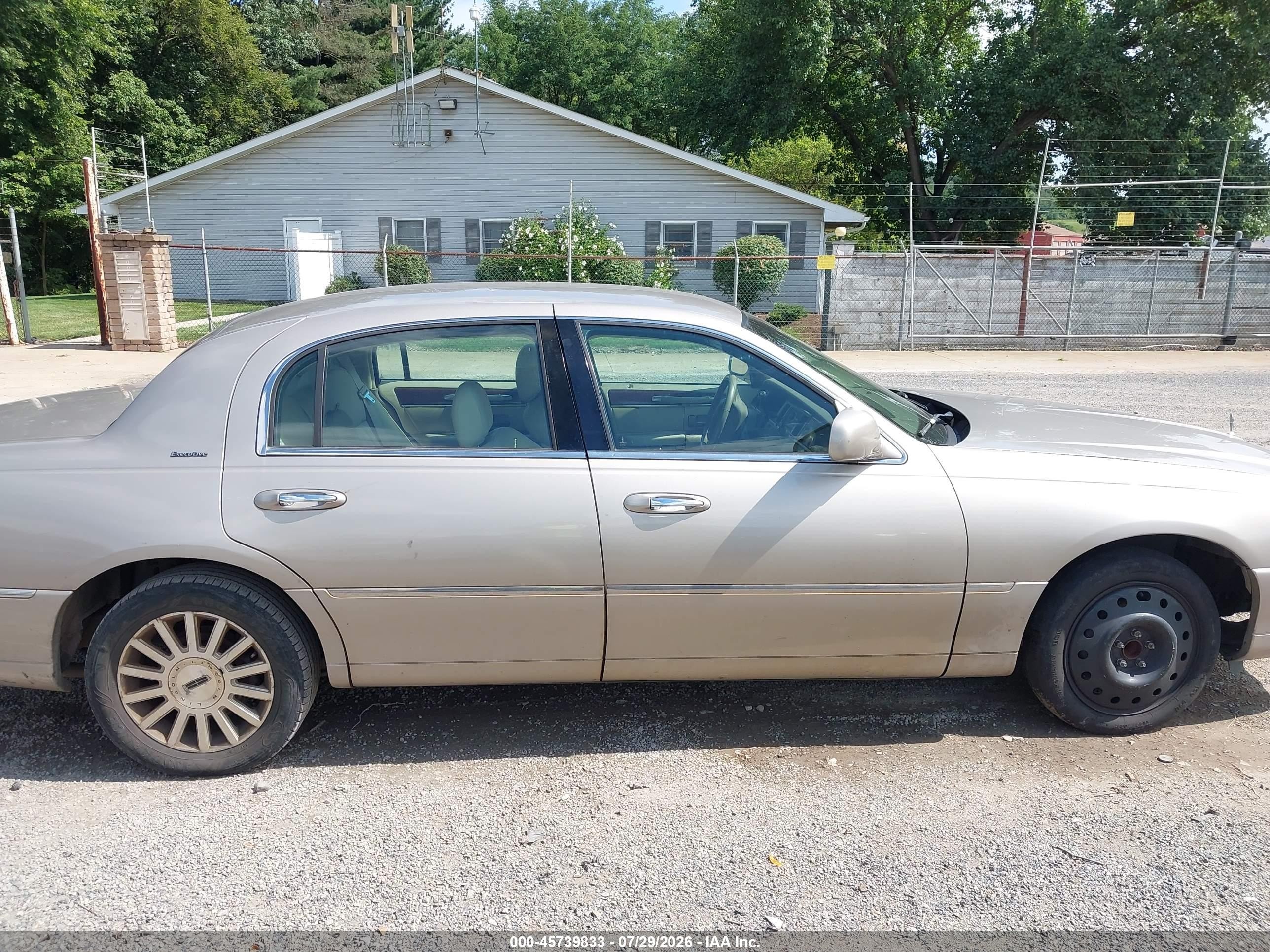 2003 Lincoln Town Car Executive Beige vin: 1LNHM81W33Y634963