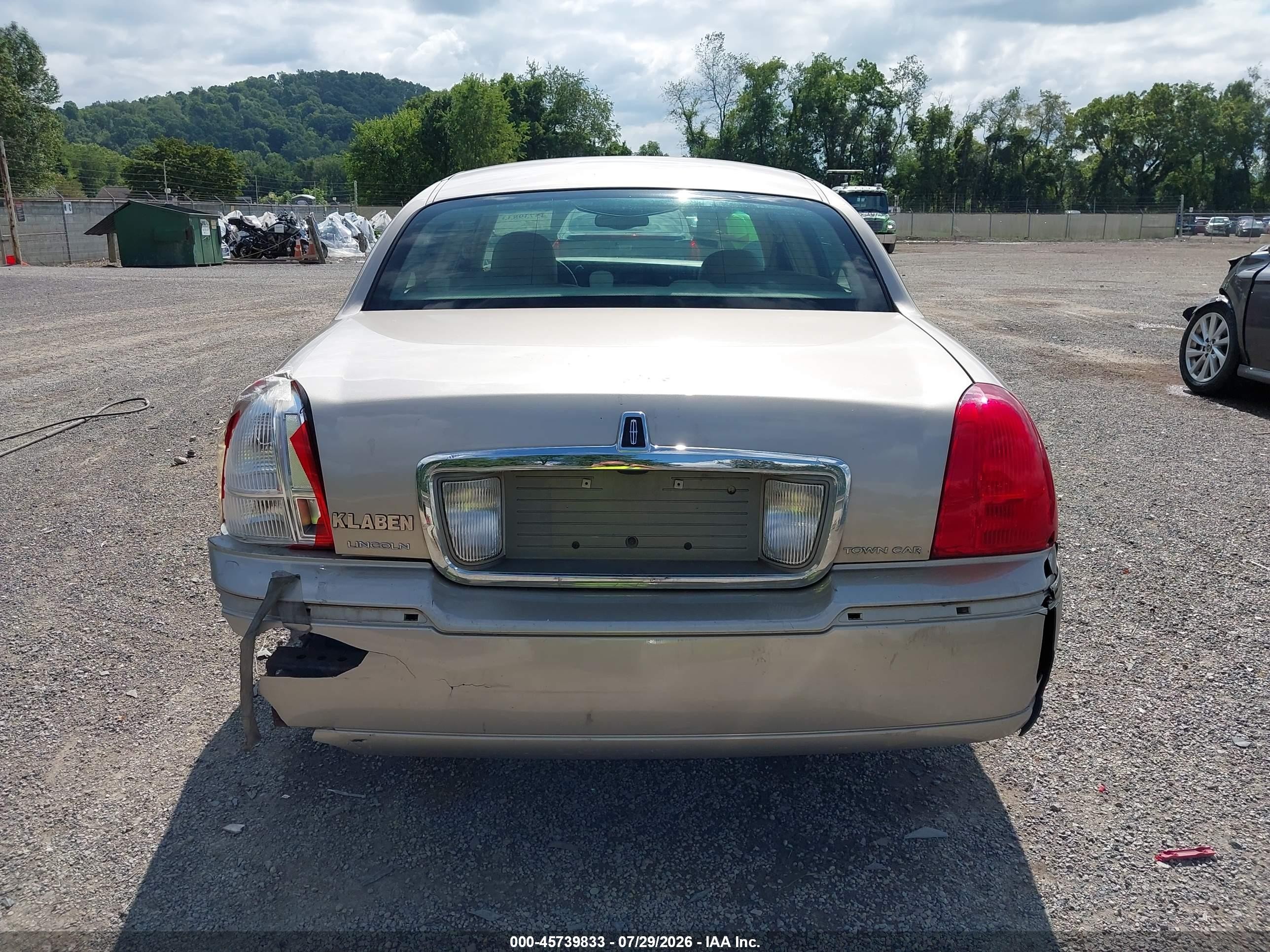 2003 Lincoln Town Car Executive Beige vin: 1LNHM81W33Y634963