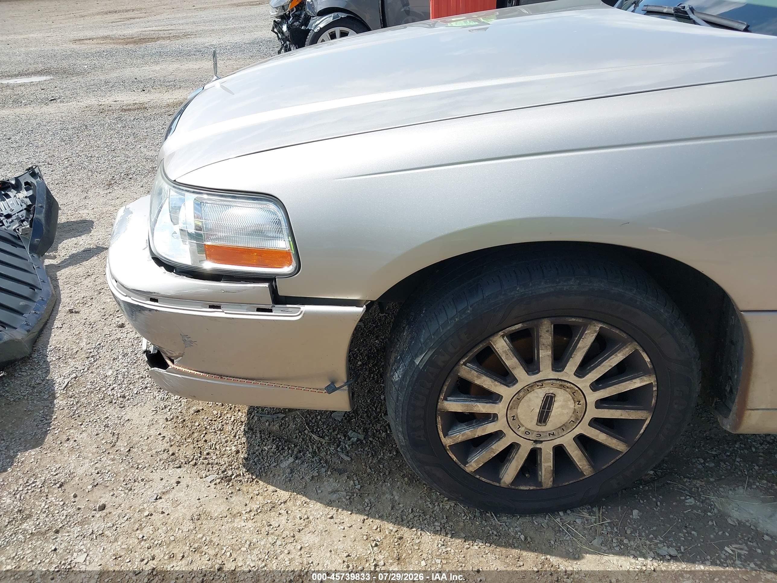 2003 Lincoln Town Car Executive Beige vin: 1LNHM81W33Y634963