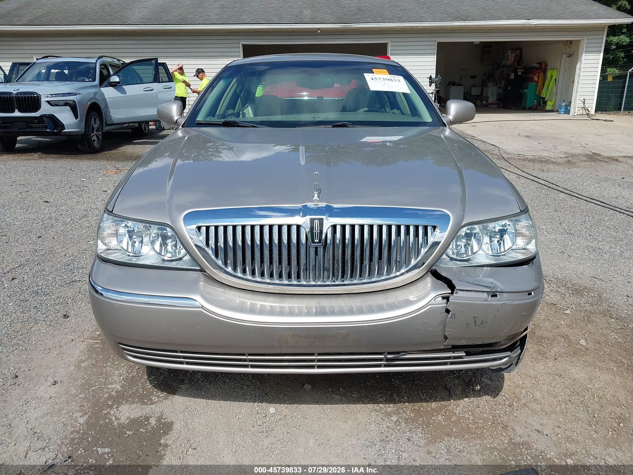 2003 Lincoln Town Car Executive Beige vin: 1LNHM81W33Y634963