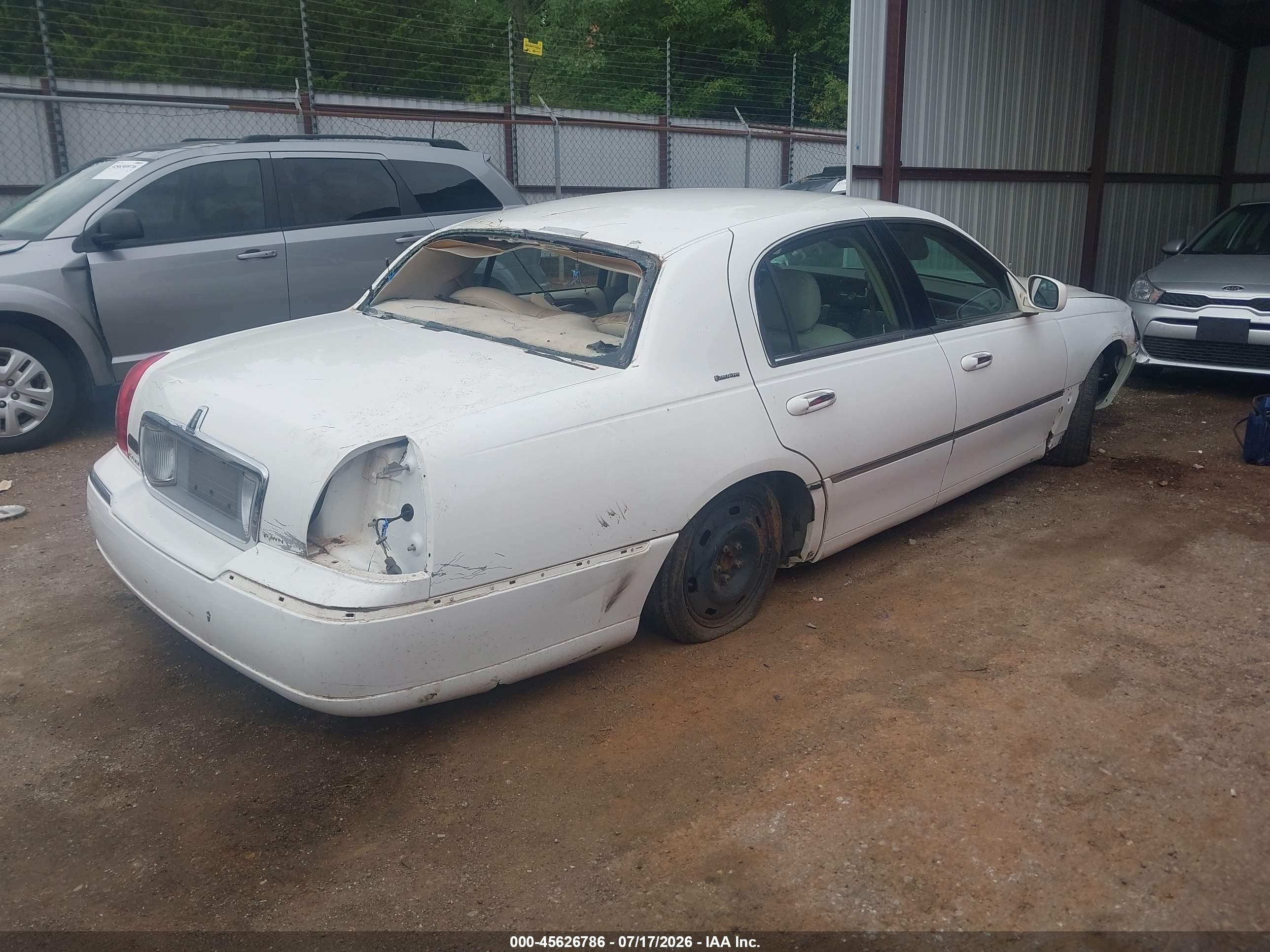 2003 Lincoln Town Car Executive White vin: 1LNHM81W33Y682642