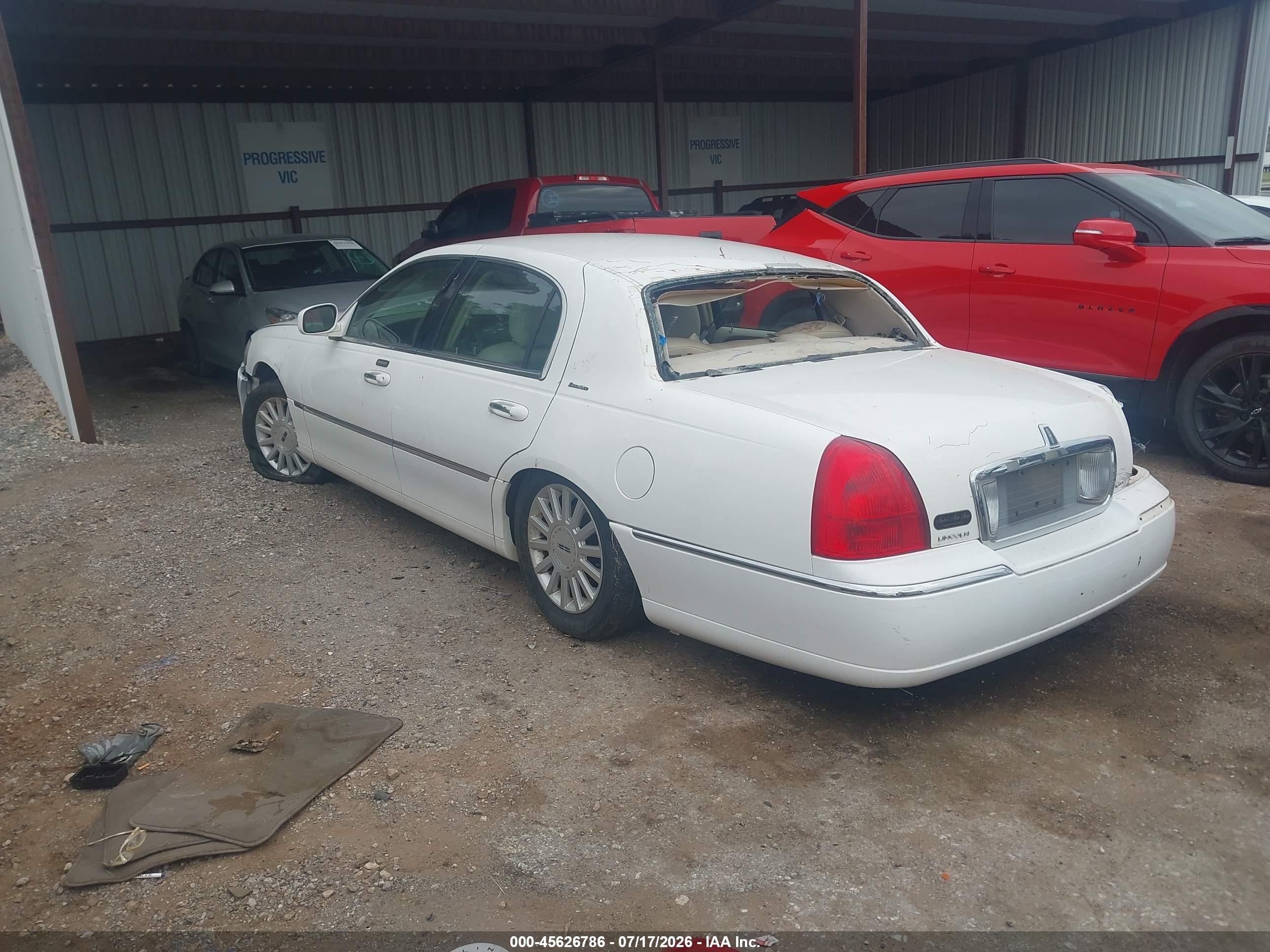 2003 Lincoln Town Car Executive White vin: 1LNHM81W33Y682642
