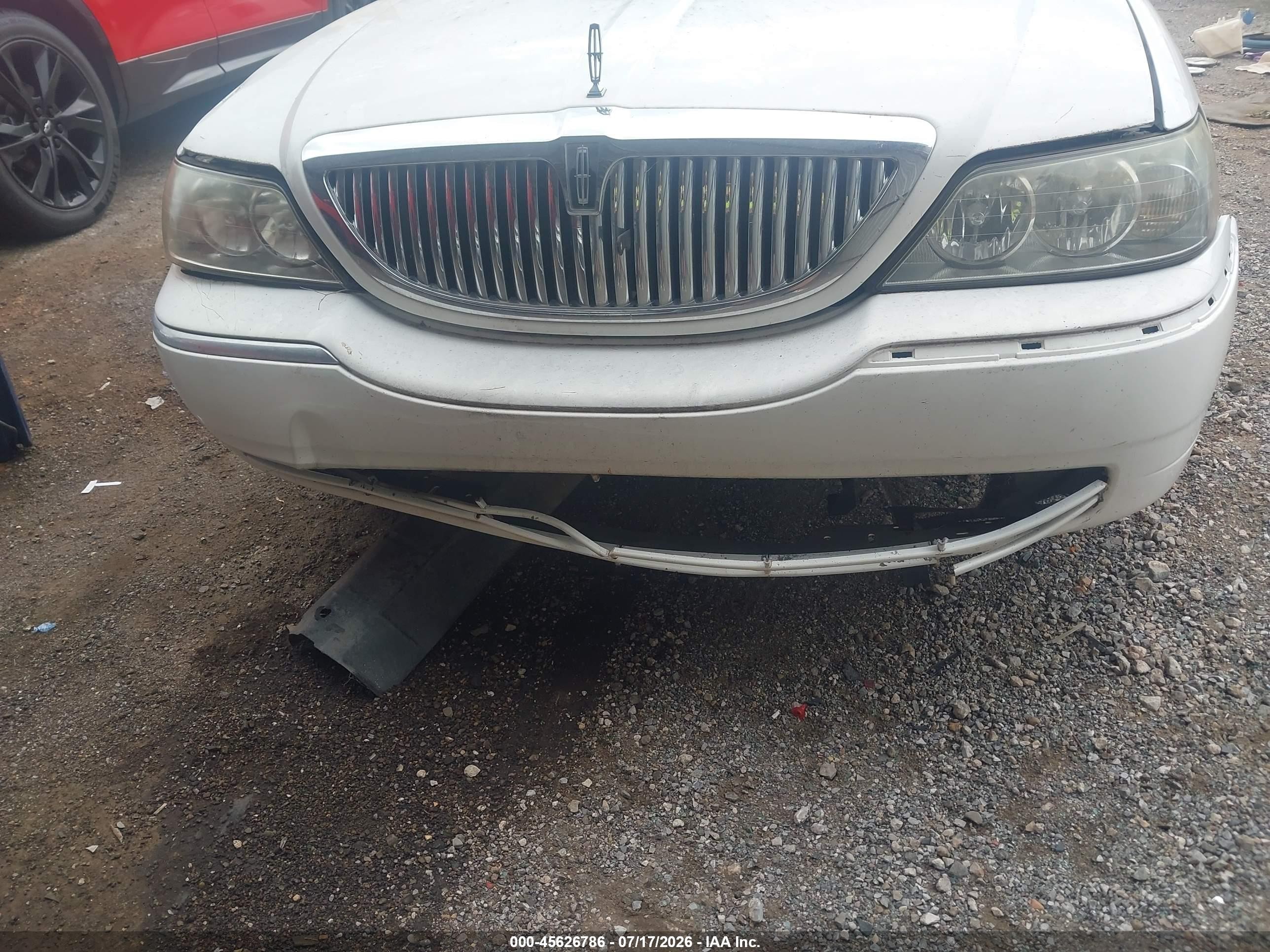 2003 Lincoln Town Car Executive White vin: 1LNHM81W33Y682642