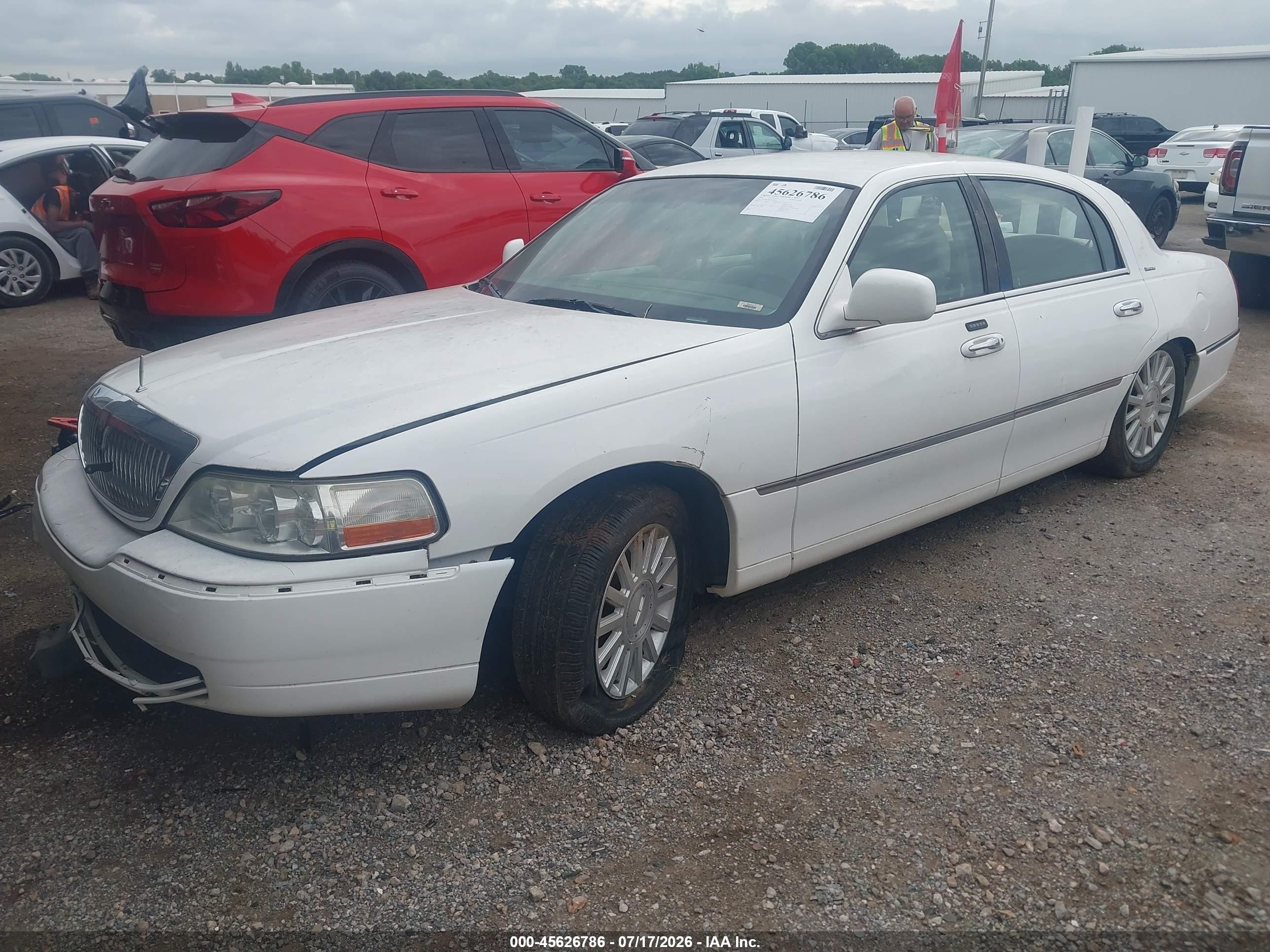 2003 Lincoln Town Car Executive White vin: 1LNHM81W33Y682642