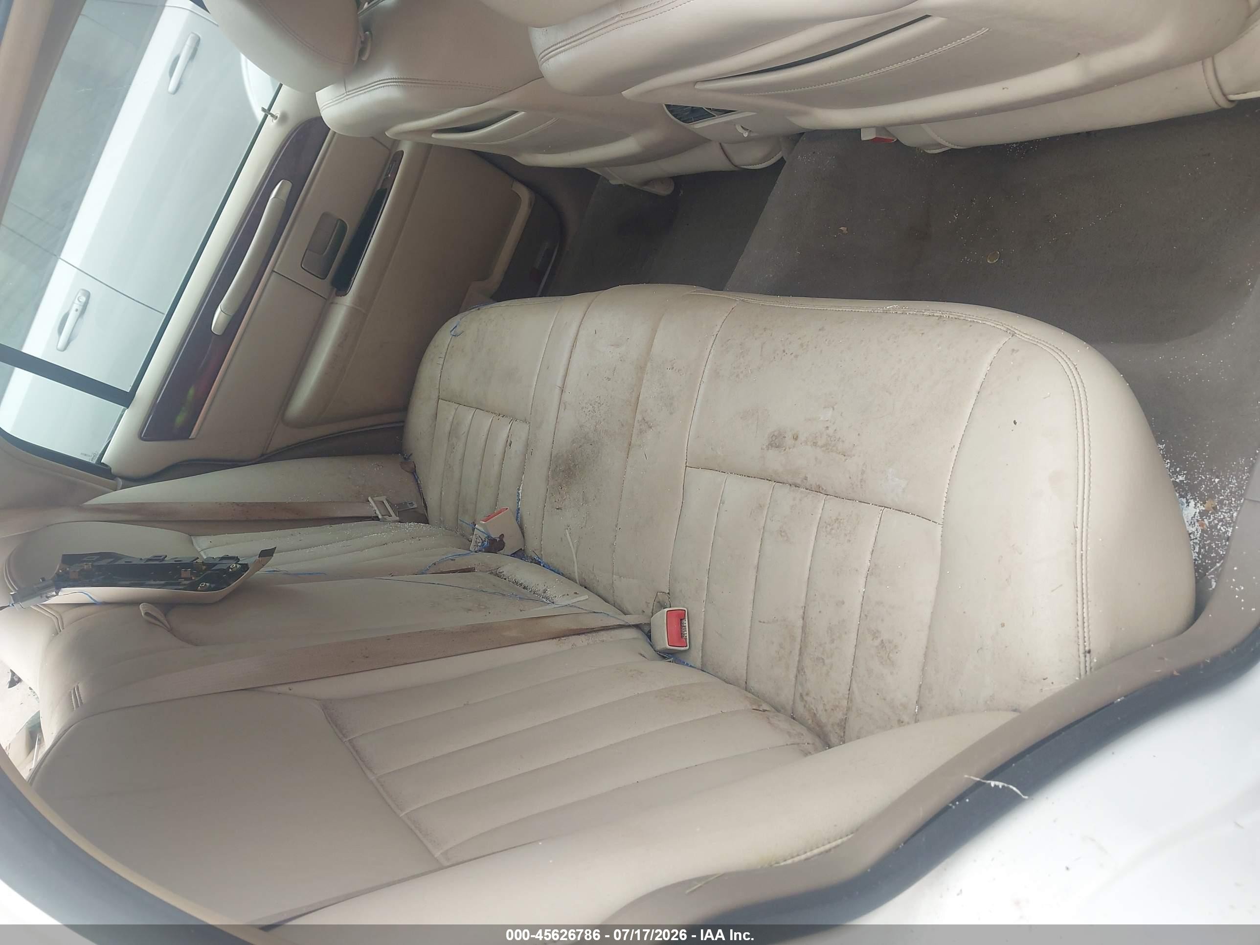 2003 Lincoln Town Car Executive White vin: 1LNHM81W33Y682642