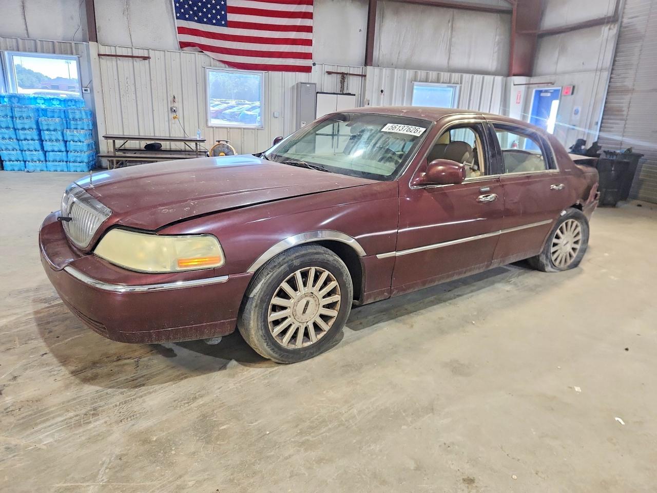 2004 Lincoln Town Car Executive Maroon vin: 1LNHM81W34Y635239
