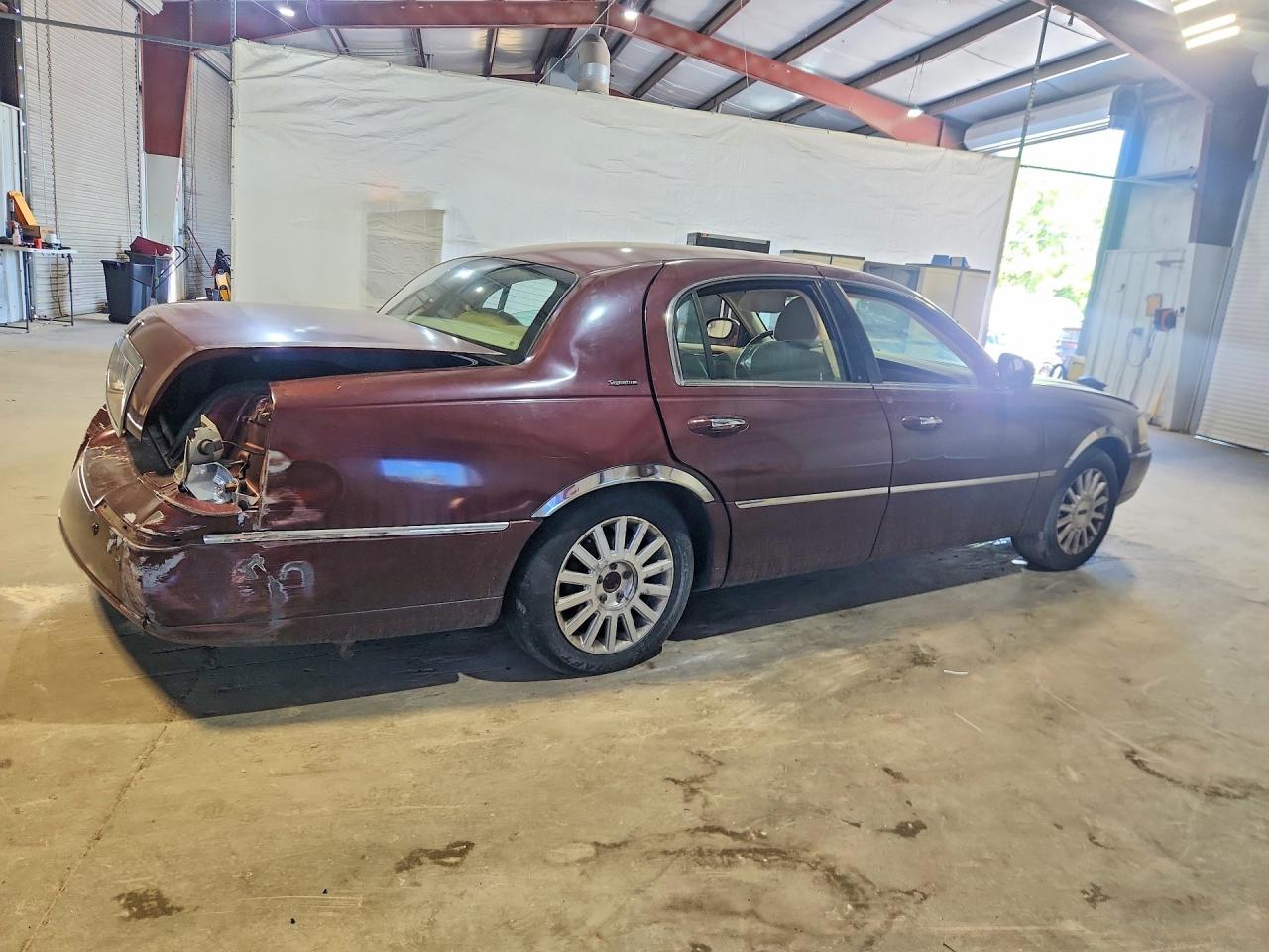 2004 Lincoln Town Car Executive Maroon vin: 1LNHM81W34Y635239