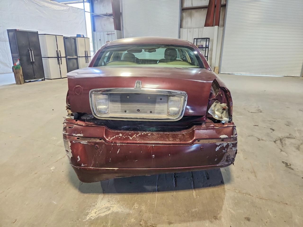 2004 Lincoln Town Car Executive Maroon vin: 1LNHM81W34Y635239