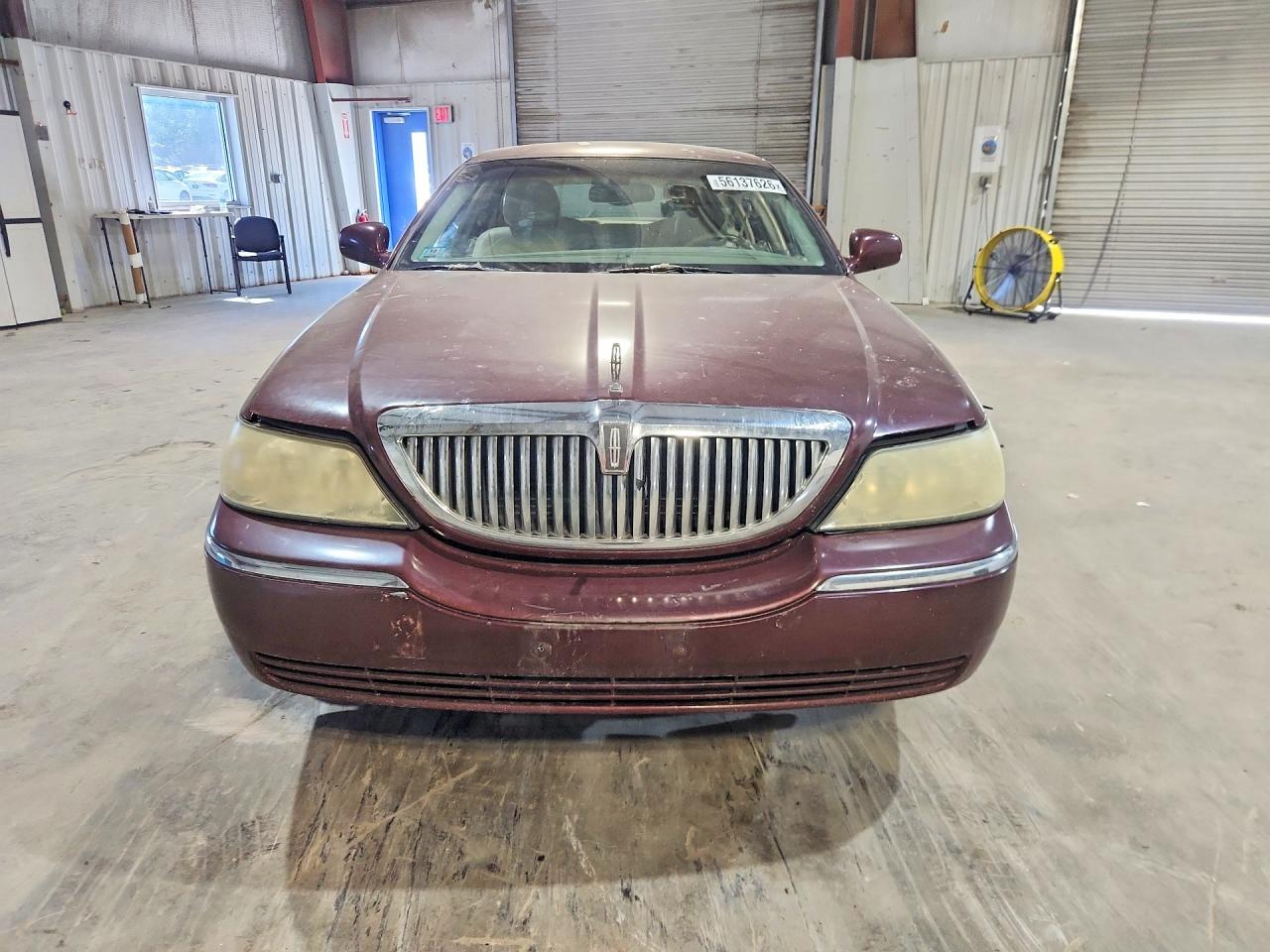 2004 Lincoln Town Car Executive Maroon vin: 1LNHM81W34Y635239