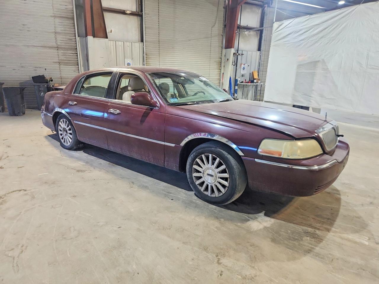2004 Lincoln Town Car Executive Maroon vin: 1LNHM81W34Y635239