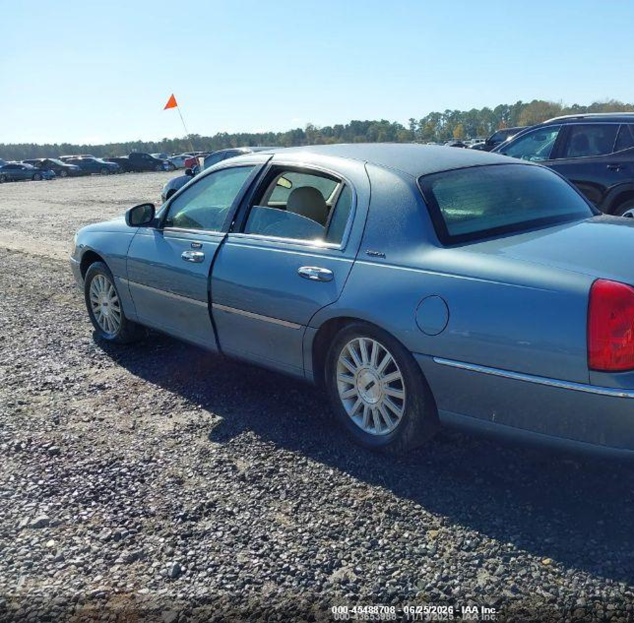 2004 Lincoln Town Car Signature Light Blue vin: 1LNHM81W34Y635306