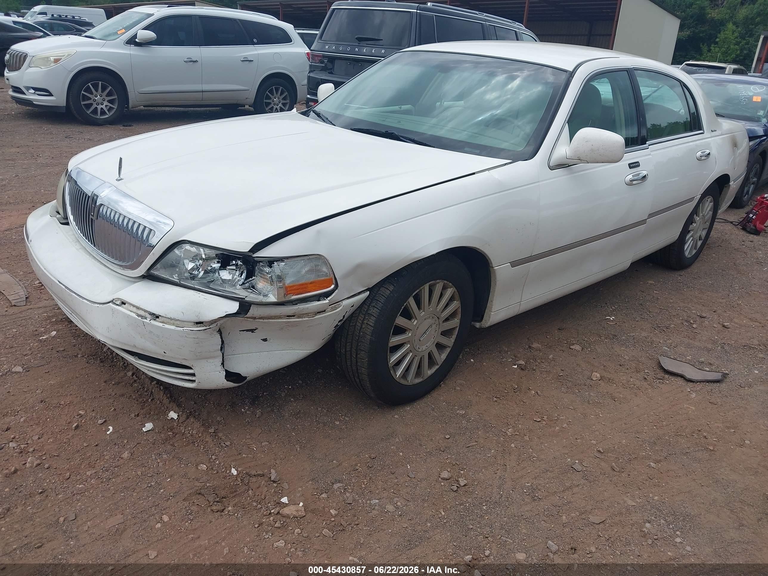 2004 Lincoln Town Car Signature Белый vin: 1LNHM81W34Y686613