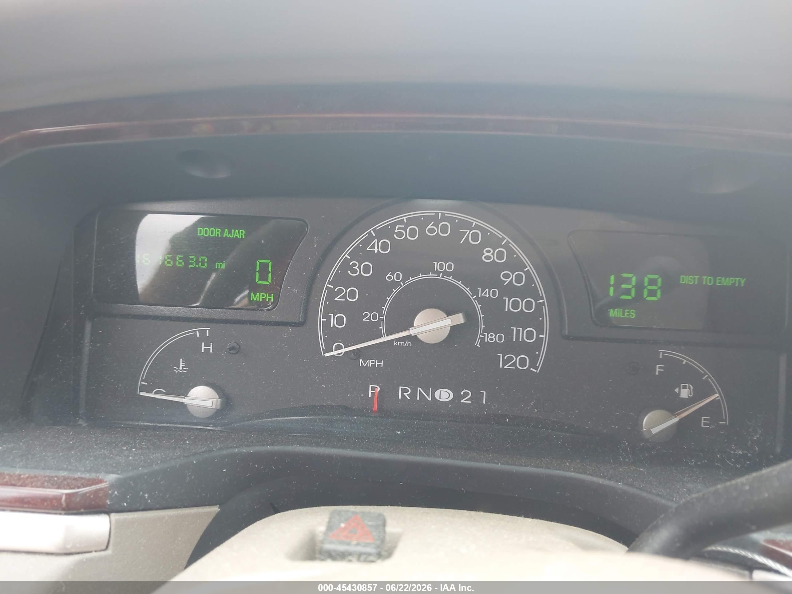 2004 Lincoln Town Car Signature Белый vin: 1LNHM81W34Y686613
