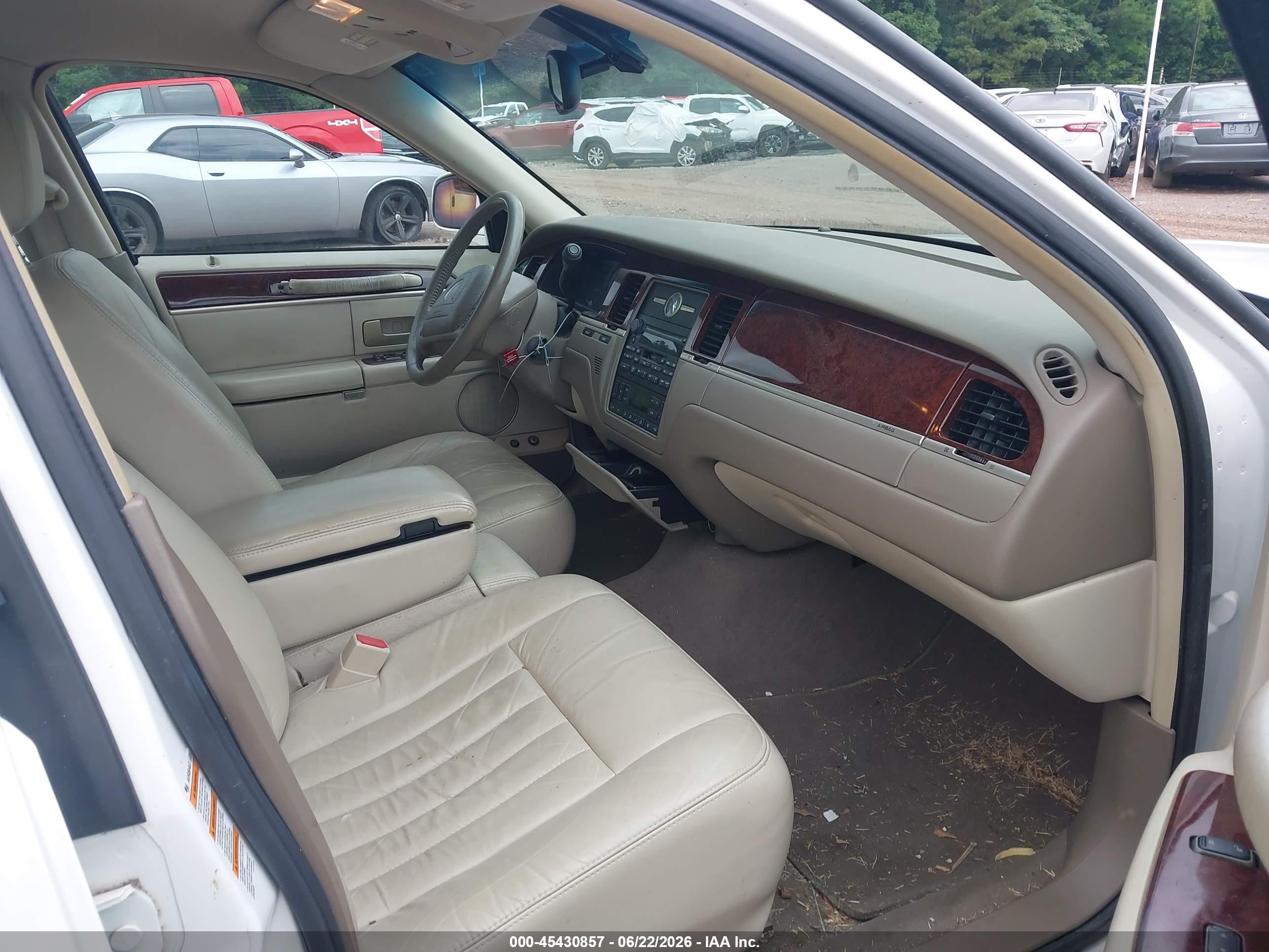 2004 Lincoln Town Car Signature Белый vin: 1LNHM81W34Y686613