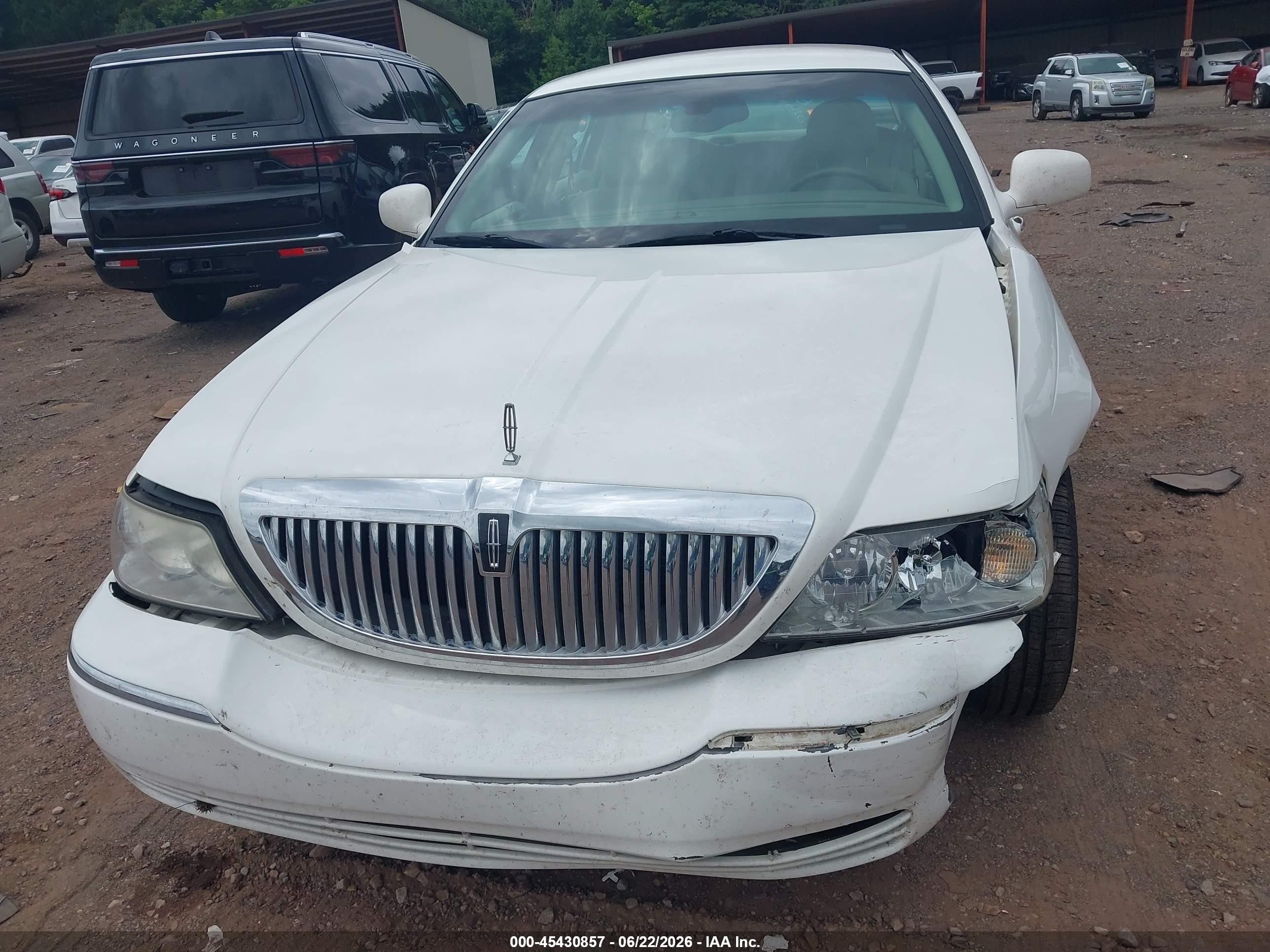 2004 Lincoln Town Car Signature Белый vin: 1LNHM81W34Y686613