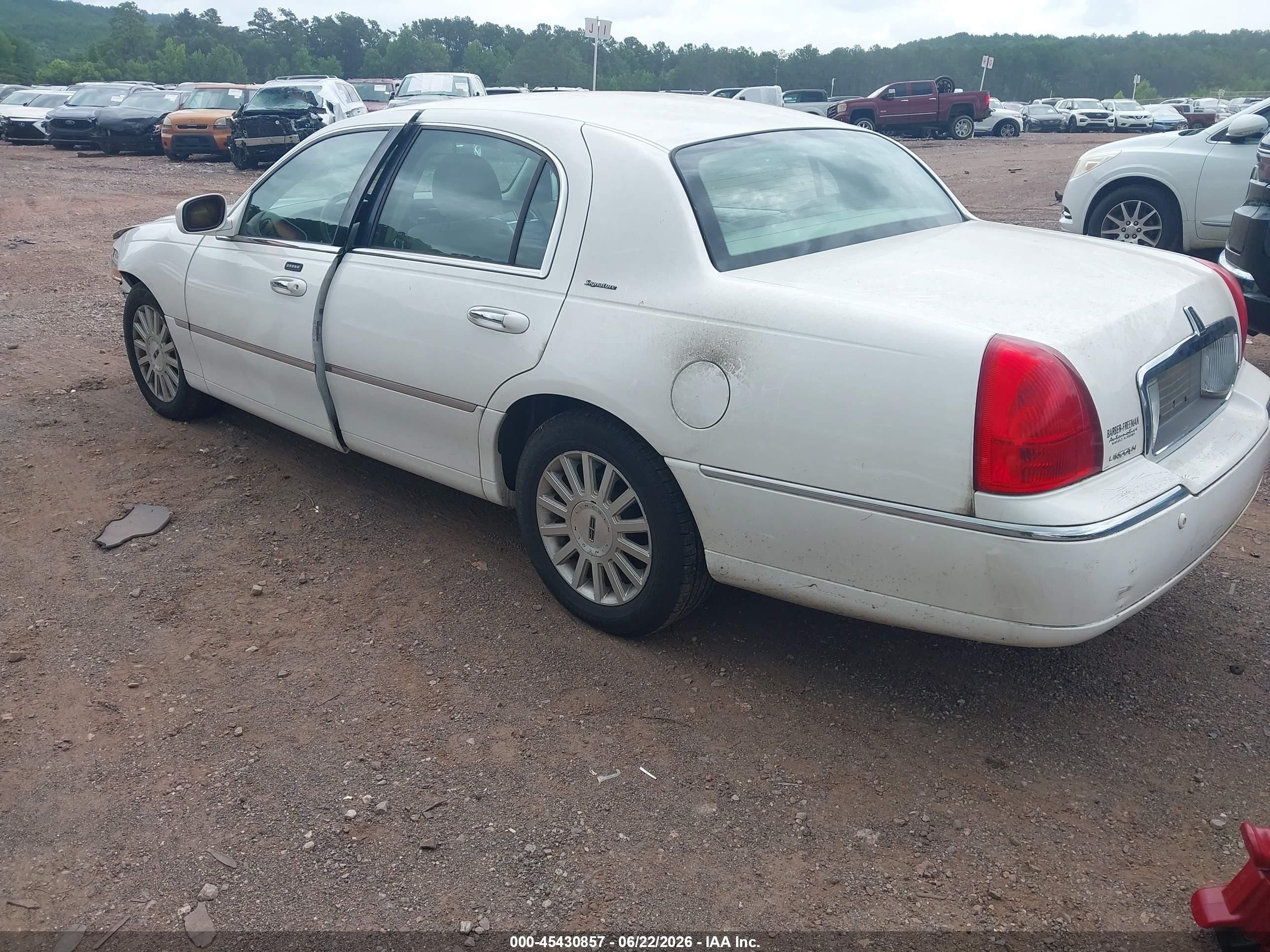2004 Lincoln Town Car Signature Белый vin: 1LNHM81W34Y686613