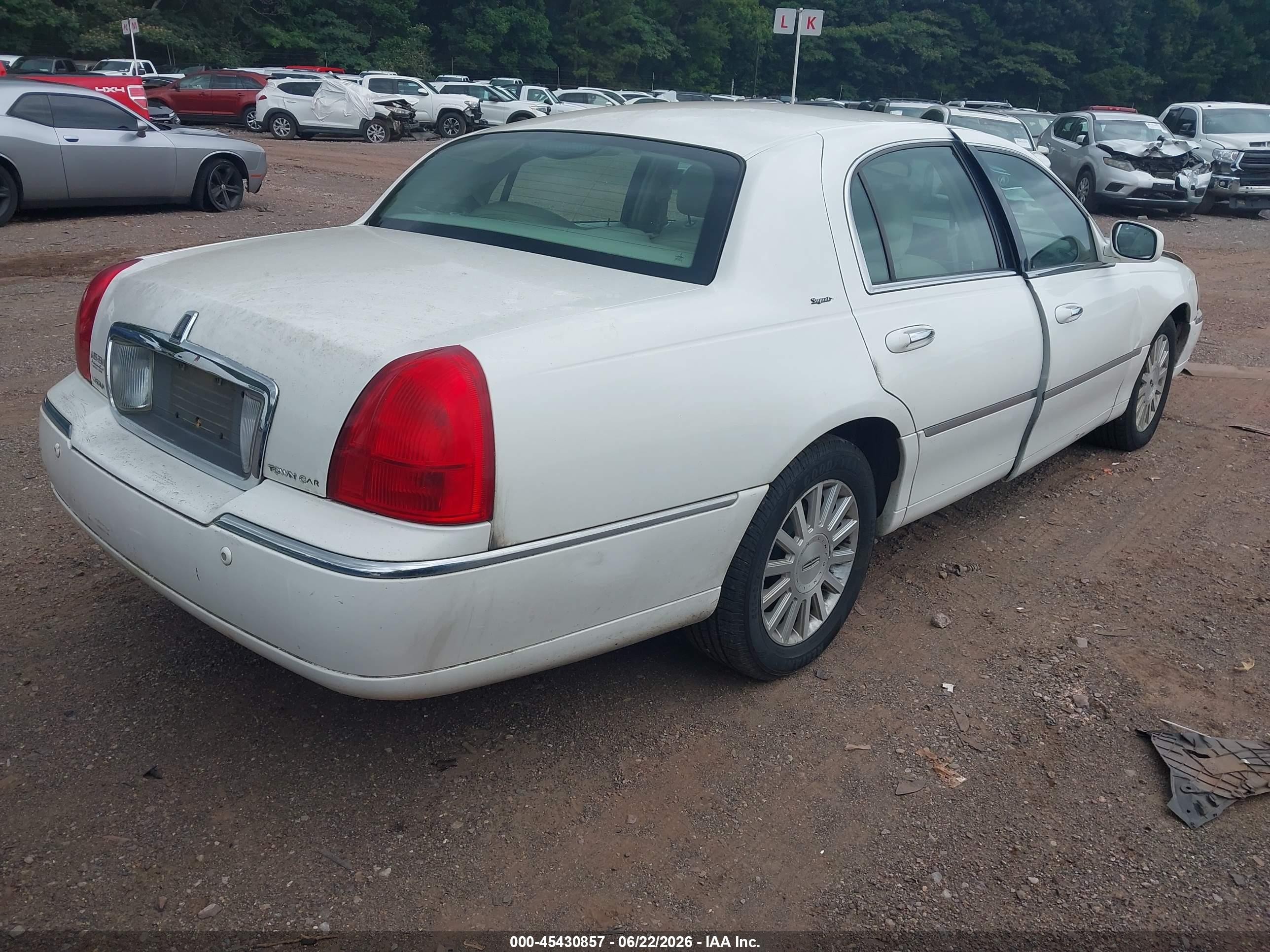2004 Lincoln Town Car Signature Белый vin: 1LNHM81W34Y686613