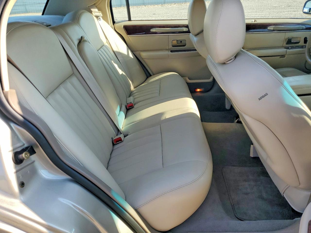 2005 Lincoln Town Car Signature Tan vin: 1LNHM81W35Y629720