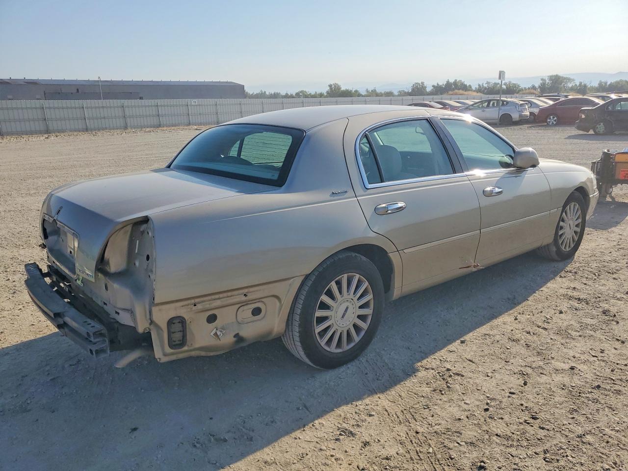 2005 Lincoln Town Car Signature Tan vin: 1LNHM81W35Y629720