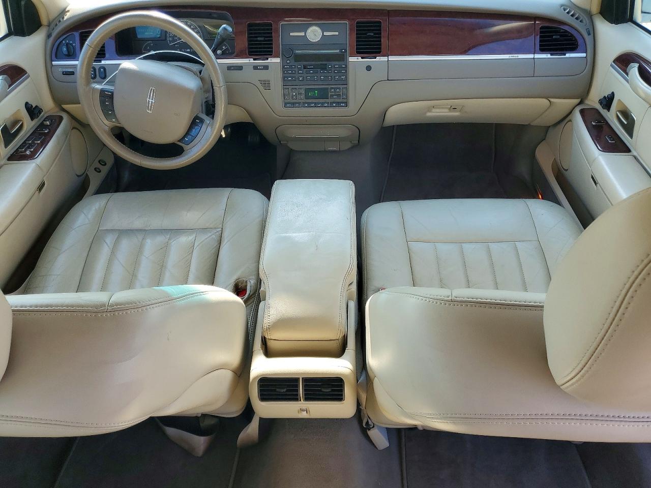 2005 Lincoln Town Car Signature Tan vin: 1LNHM81W35Y629720