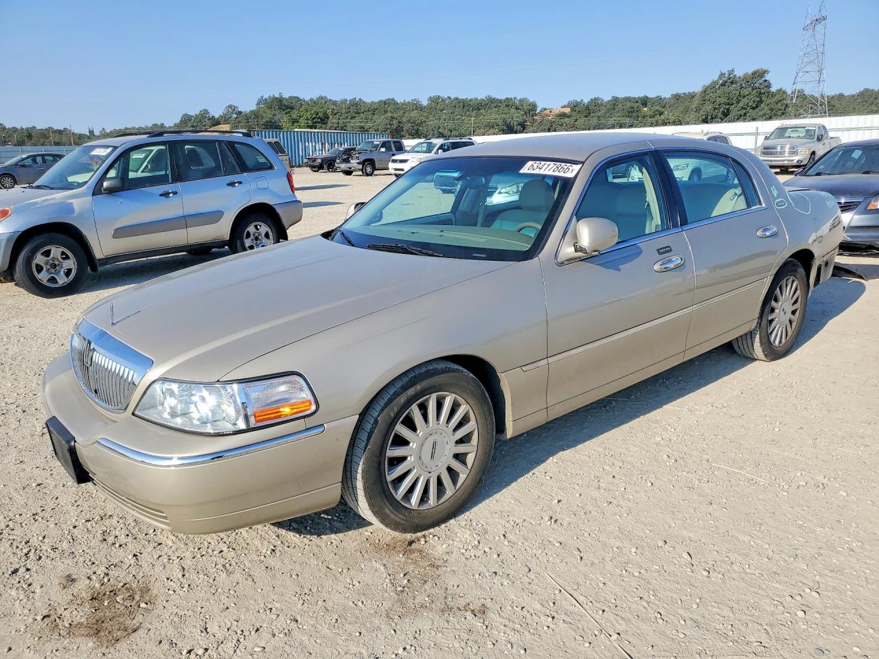 2005 Lincoln Town Car Signature Tan vin: 1LNHM81W35Y629720