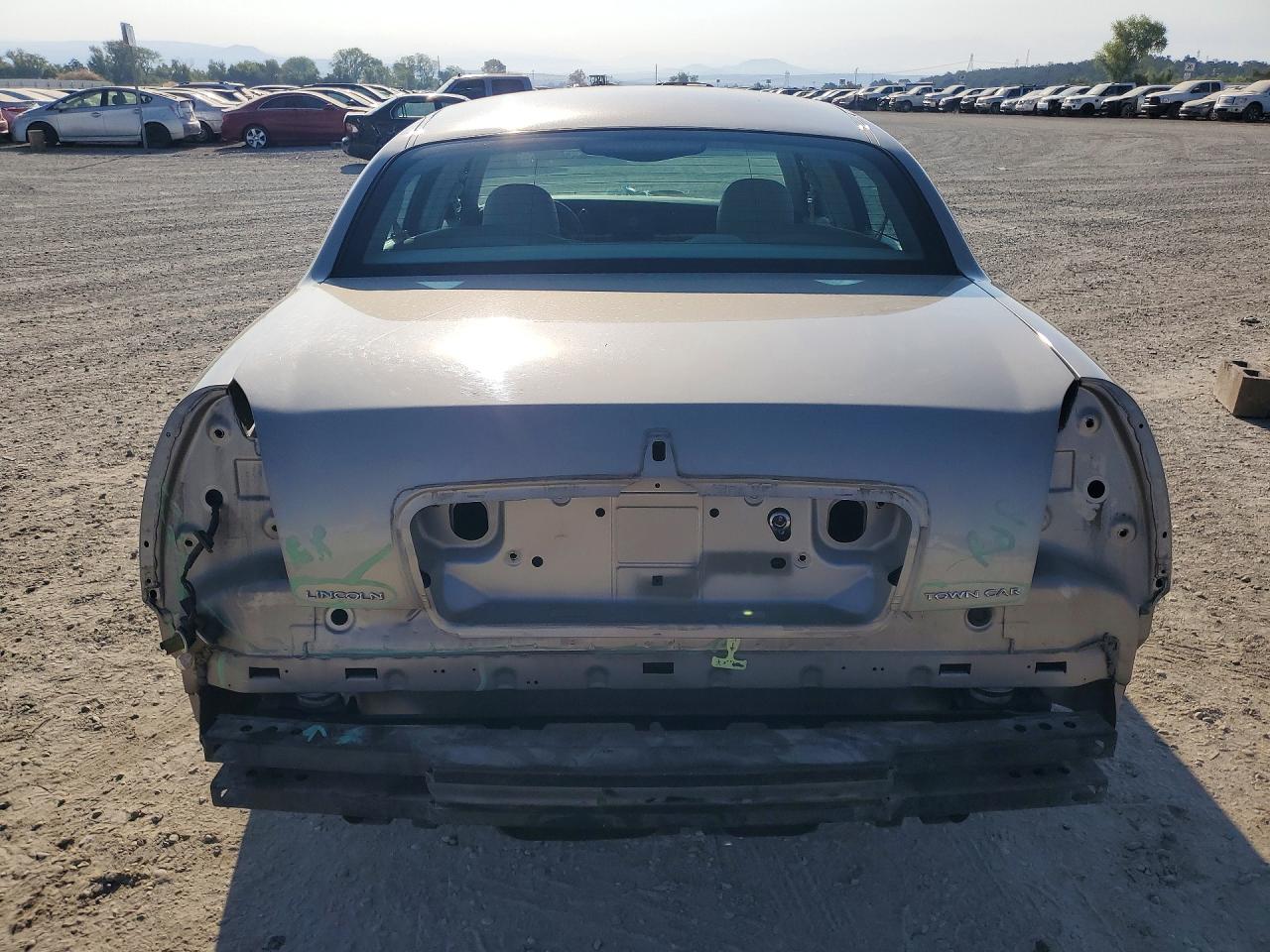 2005 Lincoln Town Car Signature Tan vin: 1LNHM81W35Y629720