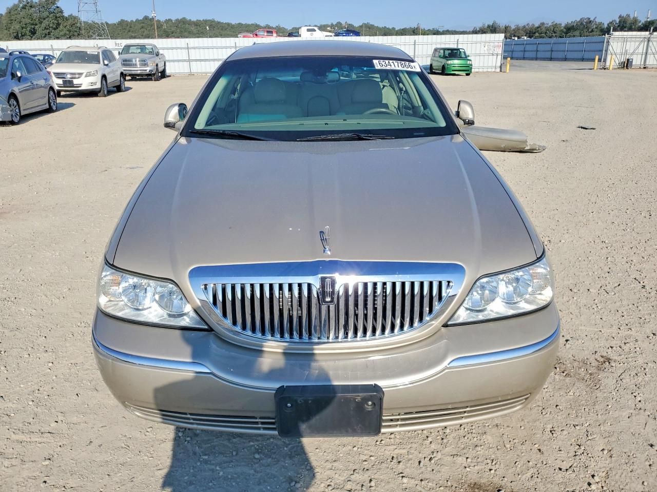 2005 Lincoln Town Car Signature Tan vin: 1LNHM81W35Y629720