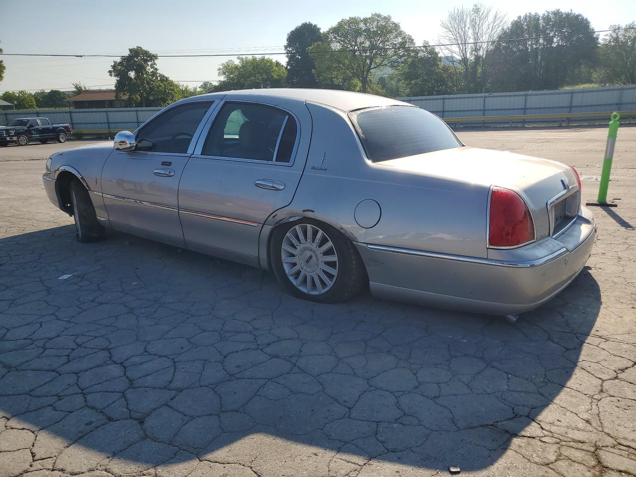 2005 Lincoln Town Car Signature Silver vin: 1LNHM81W35Y643276