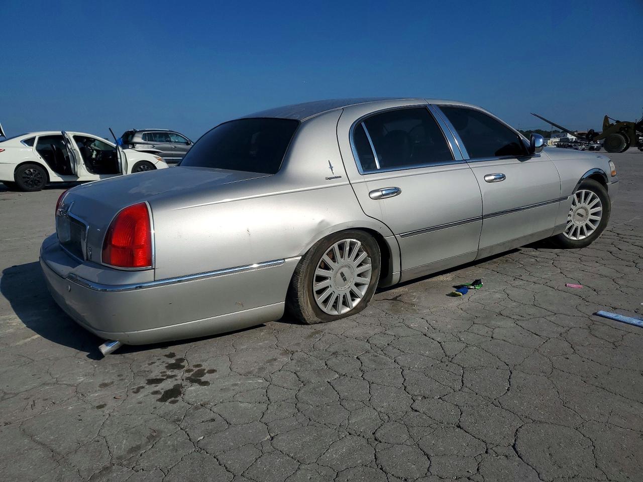 2005 Lincoln Town Car Signature Silver vin: 1LNHM81W35Y643276