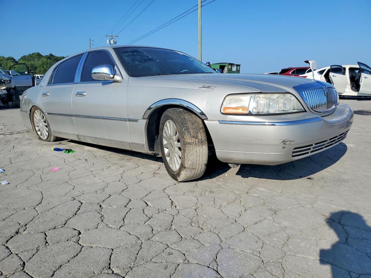 2005 Lincoln Town Car Signature Silver vin: 1LNHM81W35Y643276