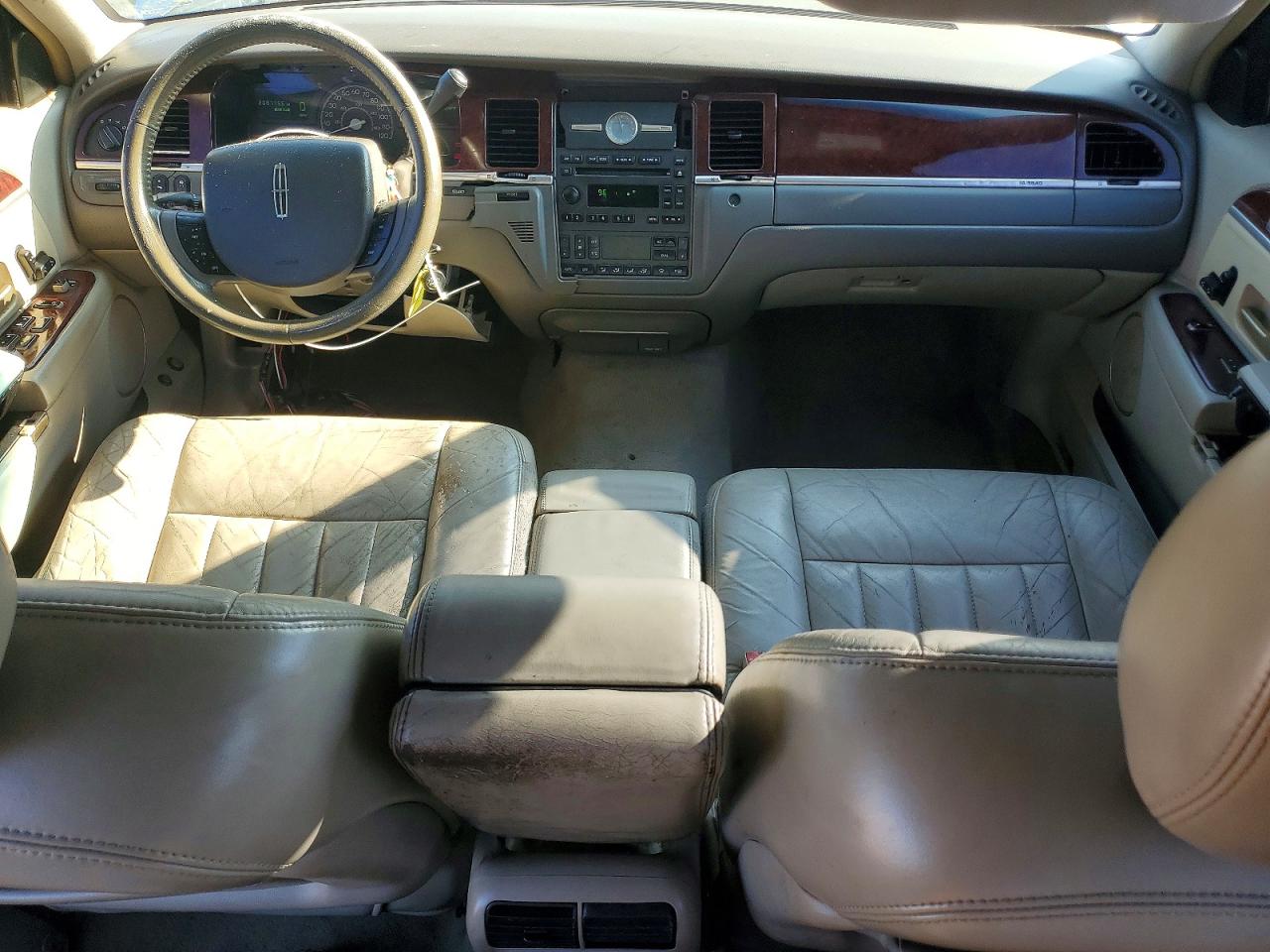 2005 Lincoln Town Car Signature Silver vin: 1LNHM81W35Y643276
