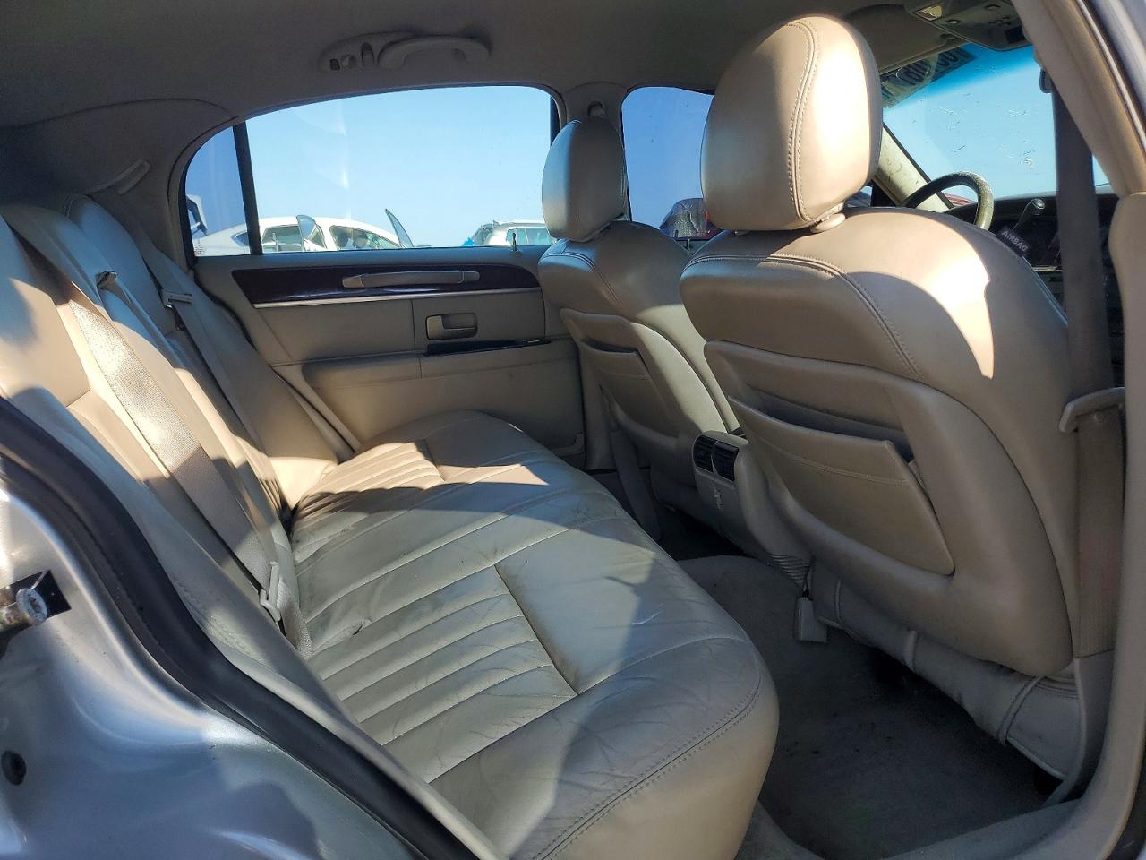 2005 Lincoln Town Car Signature Silver vin: 1LNHM81W35Y643276
