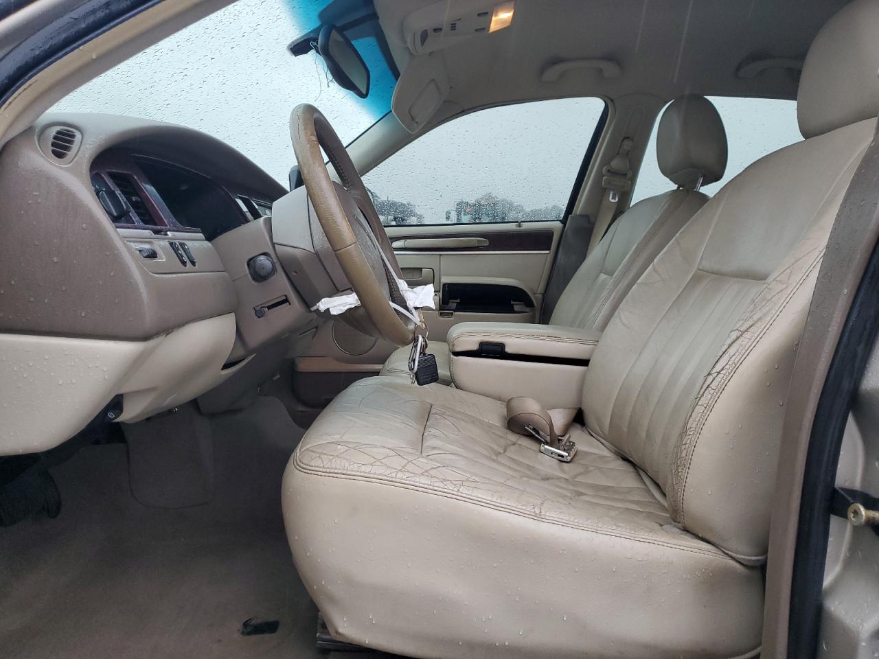 2005 Lincoln Town Car Signature Gold vin: 1LNHM81W35Y666542